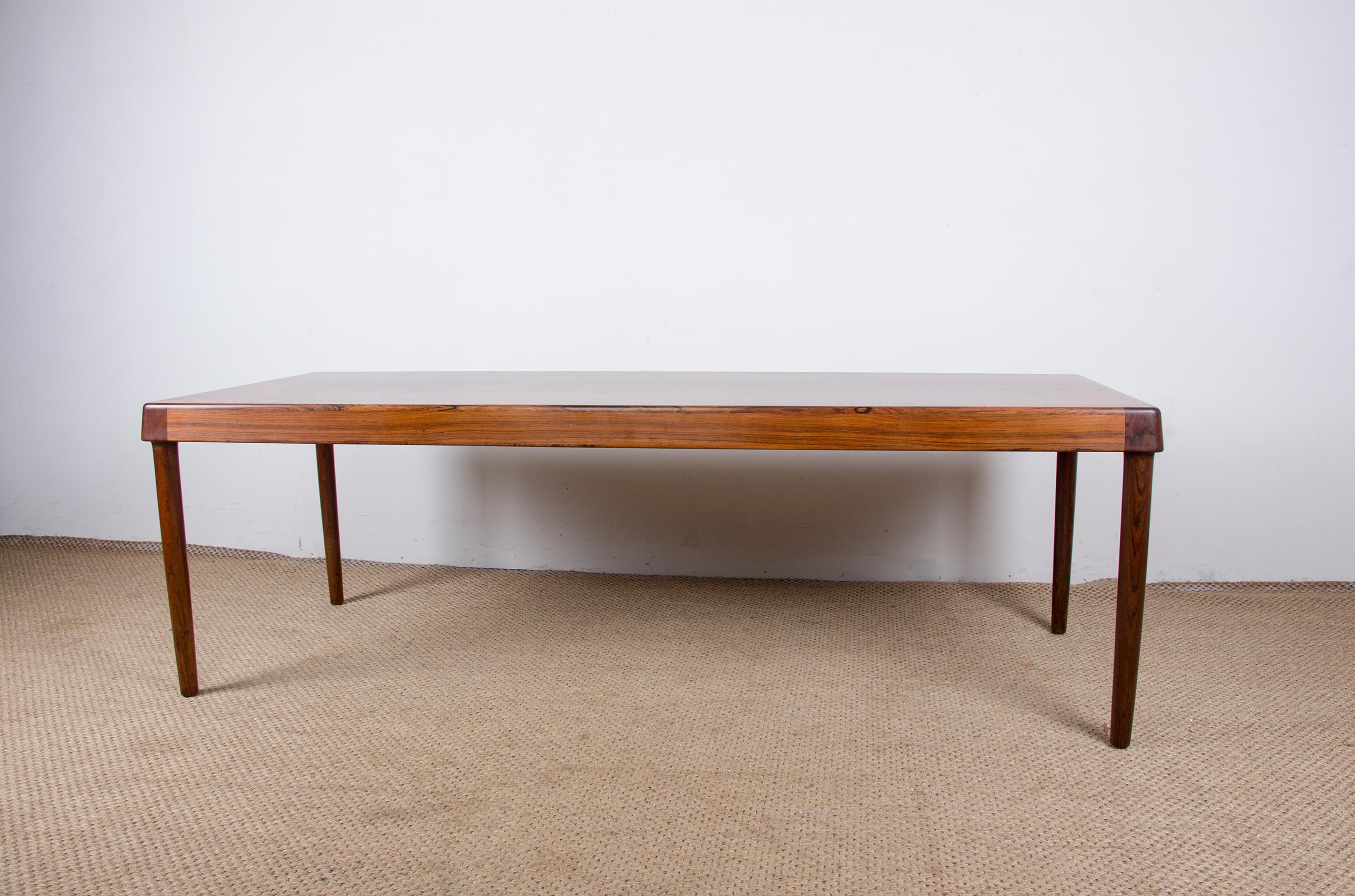 Superb Scandinavian coffee table. Very refined design and superb manufacturing quality. Very nice piece of furniture.