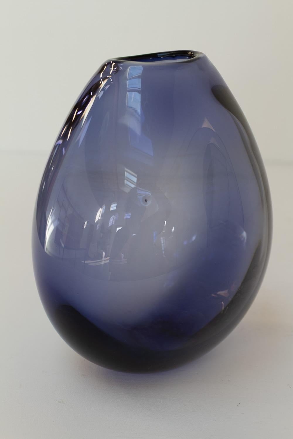 Grand vase goutte danois bleu saphir de Per Lütken pour Holmegaard, années 1960. en vente 4