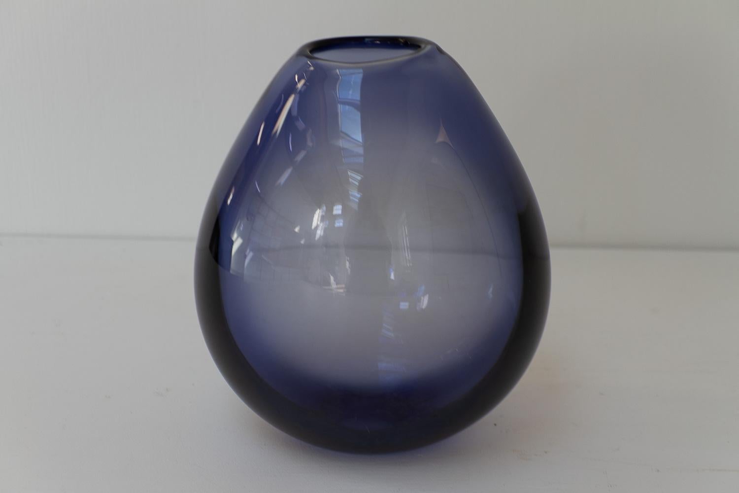 Grand vase goutte danois bleu saphir de Per Lütken pour Holmegaard, années 1960. en vente 6