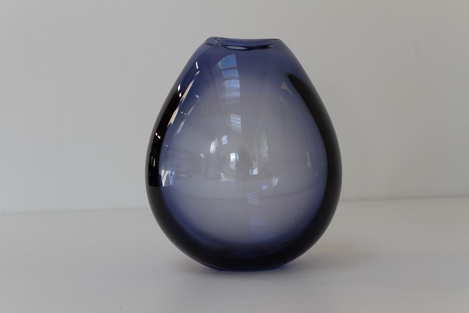 Grand vase goutte danois bleu saphir de Per Lütken pour Holmegaard, années 1960.

Vase en verre soufflé à la main The Modern Scandinavian Mid-Century Modern. Conçu par Per Lütken en 1955 et fabriqué par Holmegaard Glasværk Denmark de 1955 à 1974. Ce