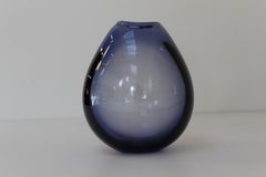 Grand vase goutte danois bleu saphir de Per Lütken pour Holmegaard, années 1960.
