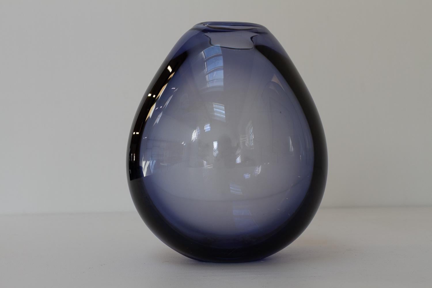 Mid-Century Modern Grand vase goutte danois bleu saphir de Per Lütken pour Holmegaard, années 1960. en vente