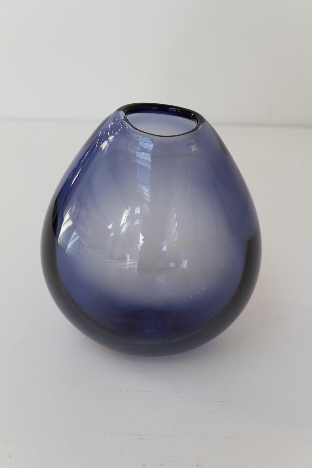 Danois Grand vase goutte danois bleu saphir de Per Lütken pour Holmegaard, années 1960. en vente