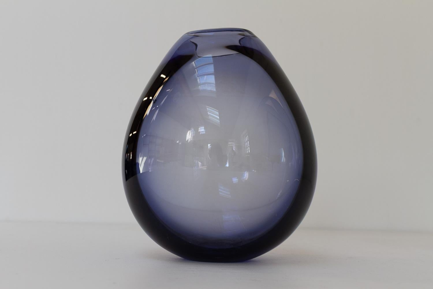 Milieu du XXe siècle Grand vase goutte danois bleu saphir de Per Lütken pour Holmegaard, années 1960. en vente