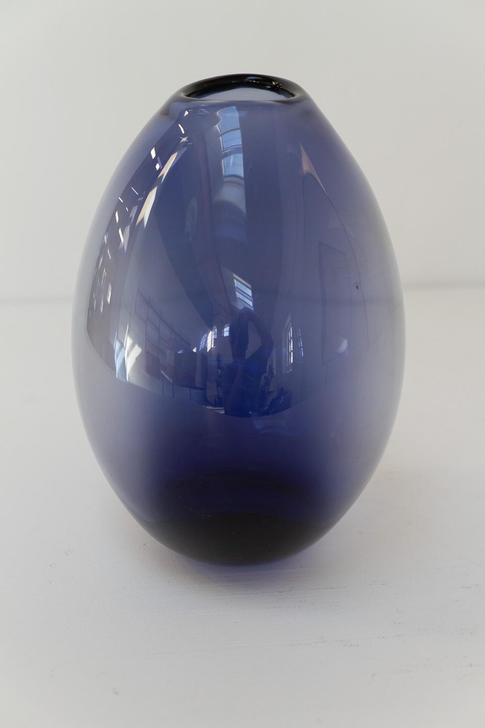 Verre brun Grand vase goutte danois bleu saphir de Per Lütken pour Holmegaard, années 1960. en vente