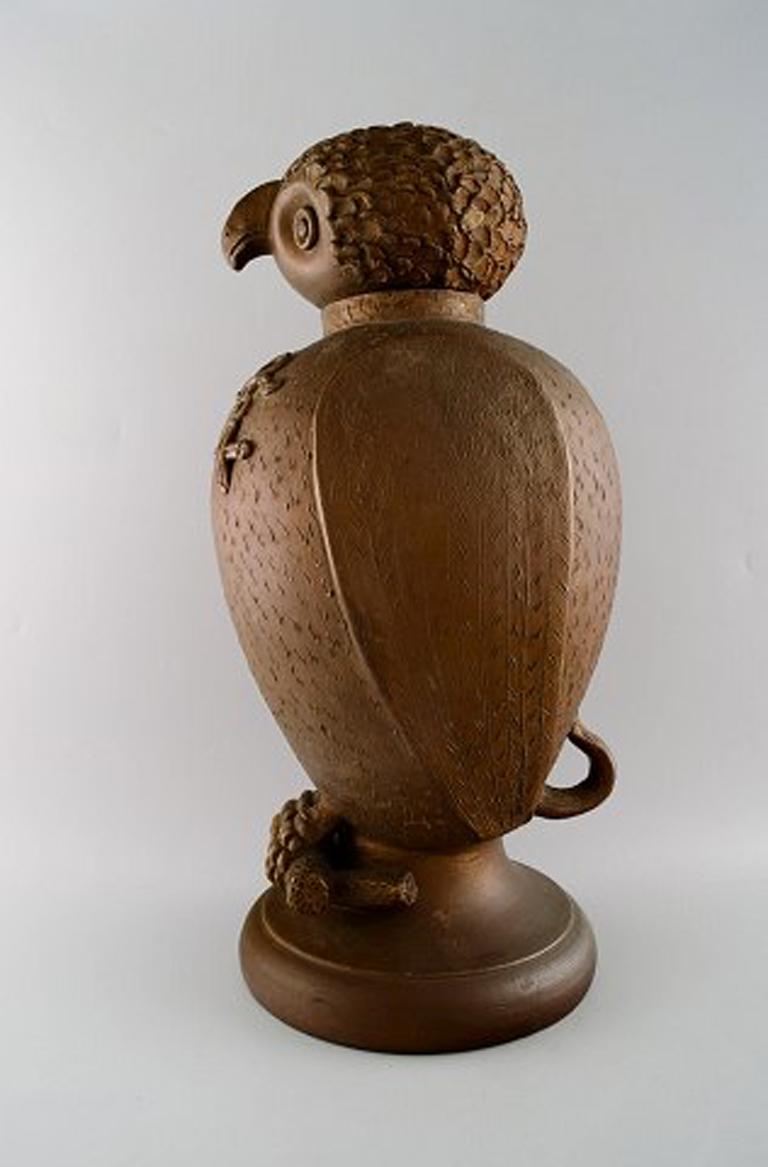 Large Danish Skotterup owl with removable head of glazed earthenware.
With incised pattern, Early 1900s.
In very good condition.
Measures: 52 x 27 cm.
Produced by the stoneware factory Skotterup in Northern Zealand (Denmark), which produced