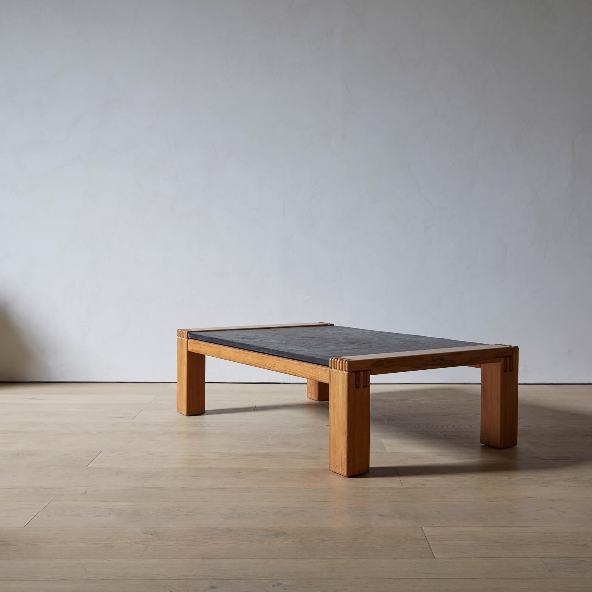 Scandinave moderne Grande table basse danoise à plateau en ardoise en vente