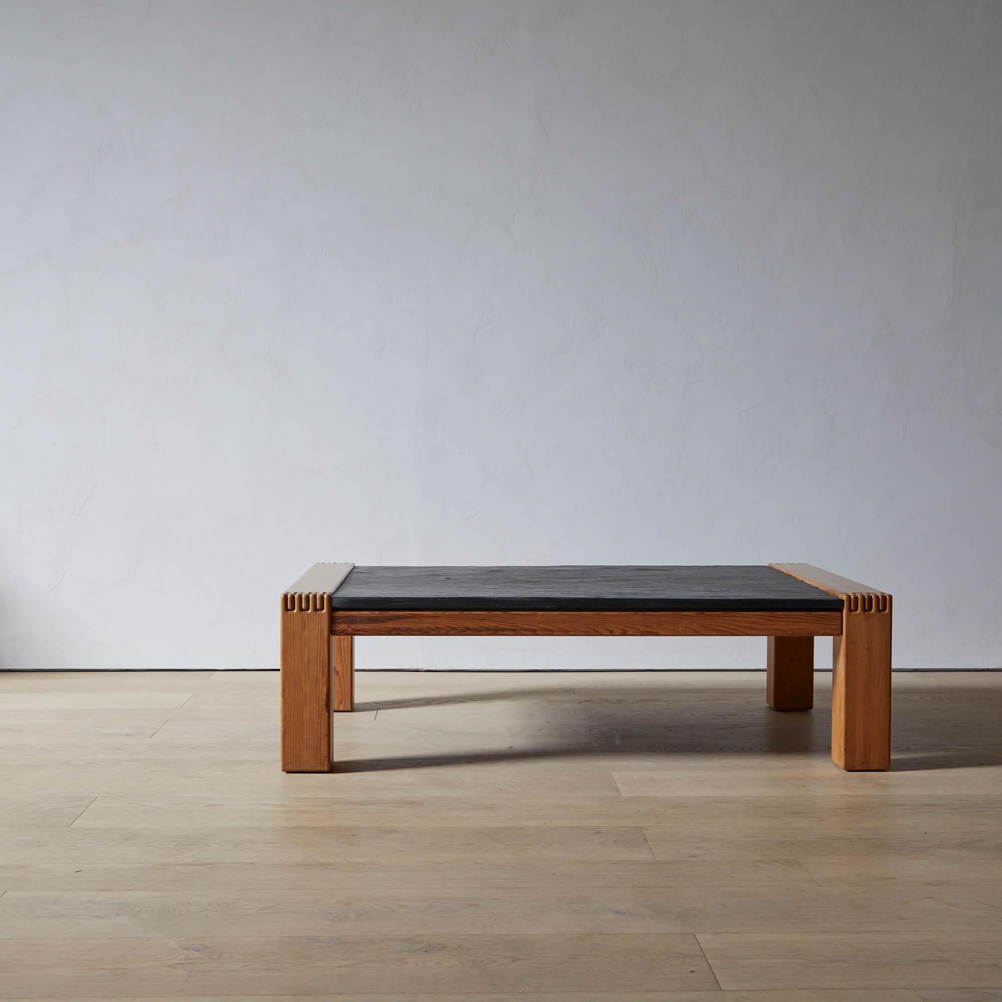 Menuiserie Grande table basse danoise à plateau en ardoise en vente