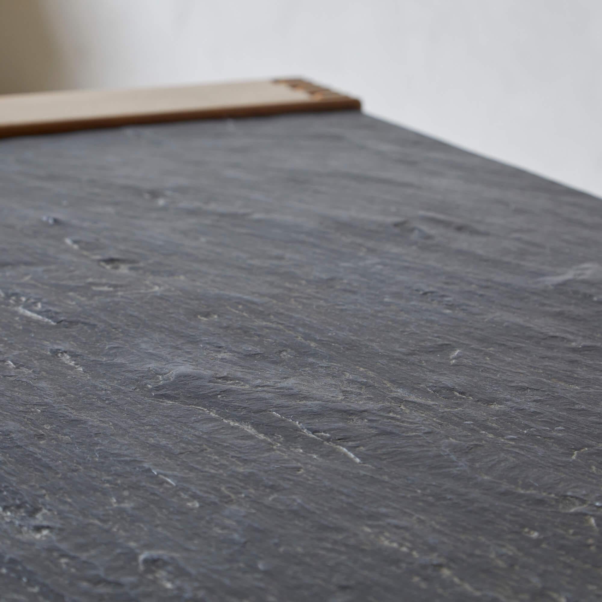 Grande table basse danoise à plateau en ardoise Bon état - En vente à Long Island City, NY