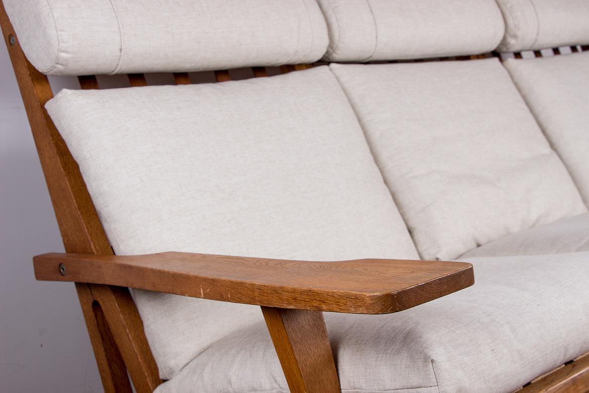 Large Danish Sofa, solid oak and fabric, model GE375 by Hans Wegner/Getama 1960. For Sale 4