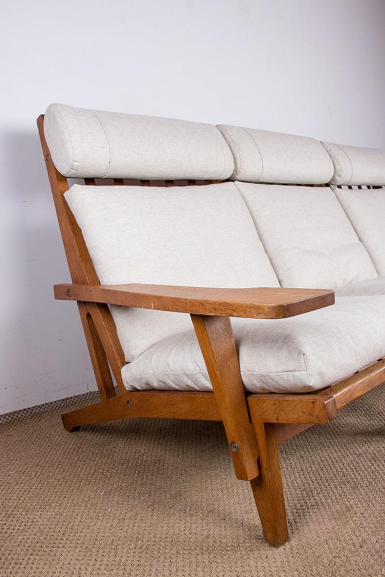 Large Danish Sofa, solid oak and fabric, model GE375 by Hans Wegner/Getama 1960. For Sale 5