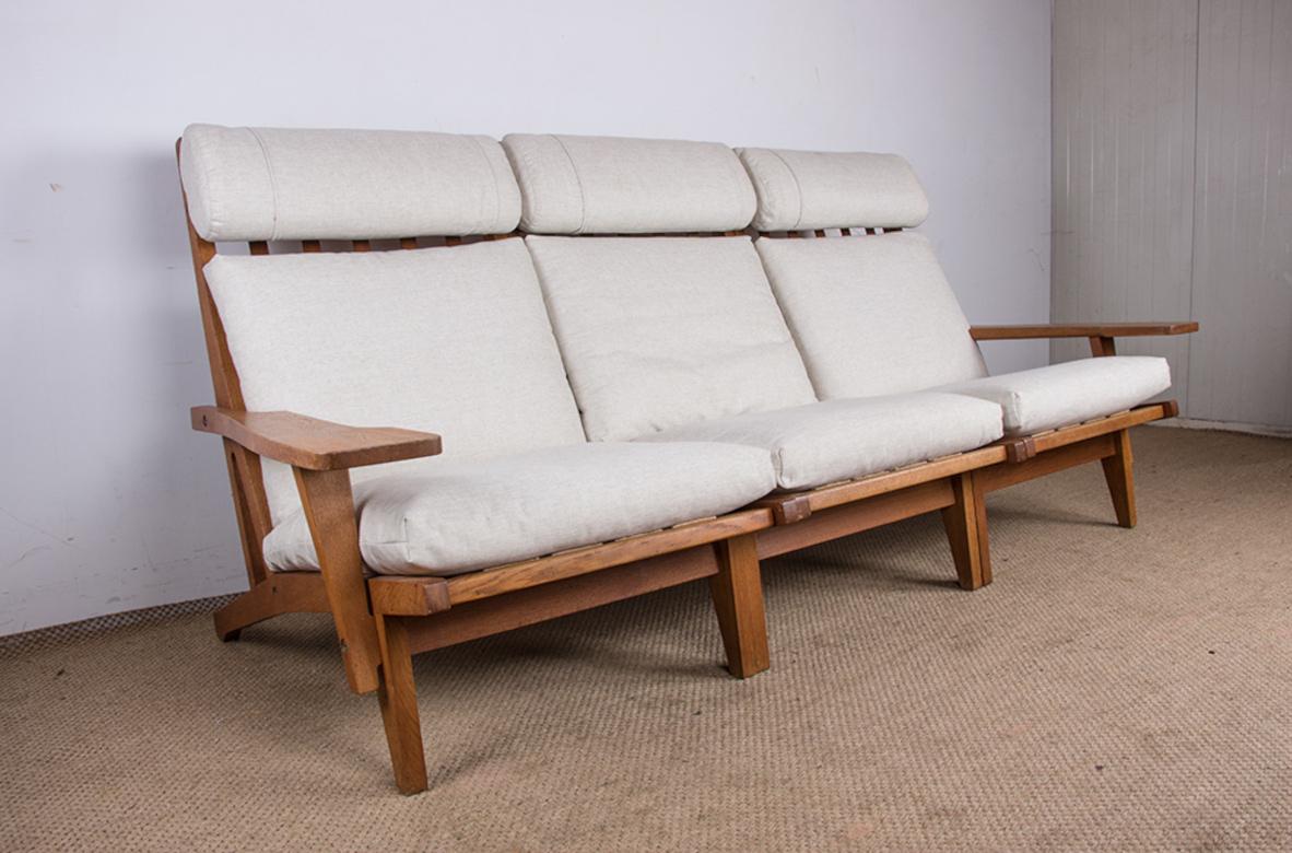 Large Danish Sofa, solid oak and fabric, model GE375 by Hans Wegner/Getama 1960. For Sale 6