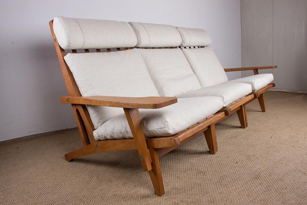 Large Danish Sofa, solid oak and fabric, model GE375 by Hans Wegner/Getama 1960. For Sale 12