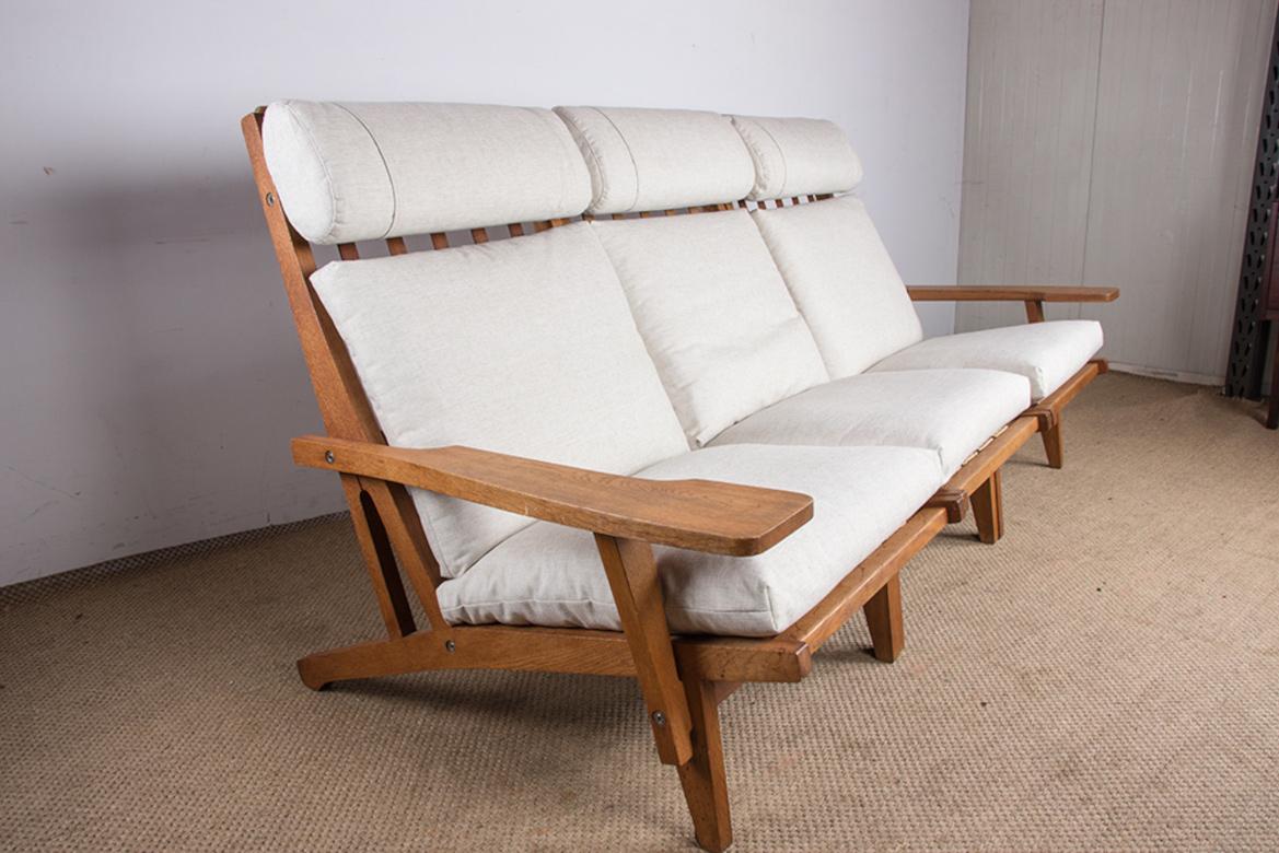 Large Danish Sofa, solid oak and fabric, model GE375 by Hans Wegner/Getama 1960. For Sale 14