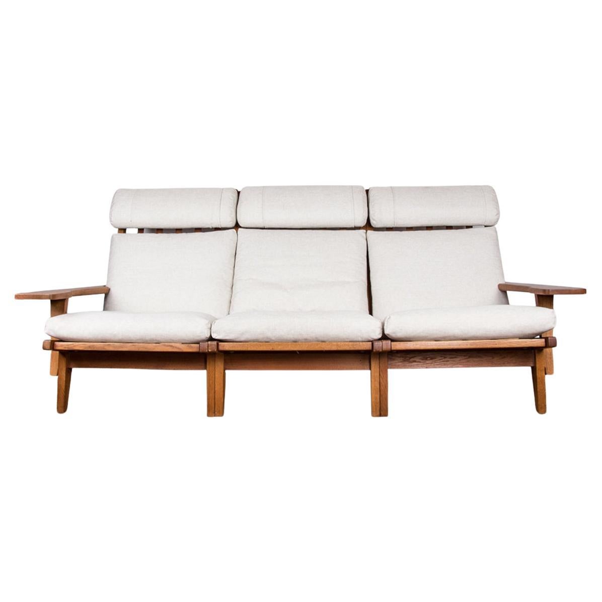 Divano danese di grandi dimensioni, in rovere massiccio e tessuto, modello GE375 di Hans Wegner/Getama 1960.