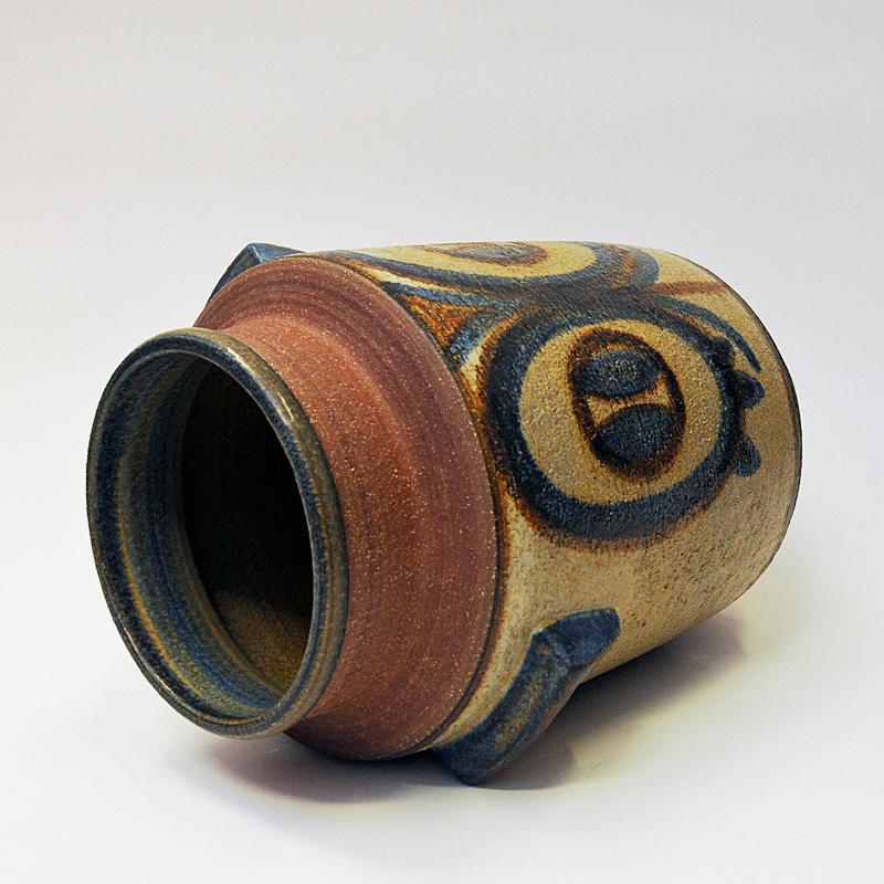 Large size handmade Danish Modern ceramic stoneware vase model 3275 by designer Svend Aage Jensen for Søholm Keramik (pottery) in Bornholm, Denmark 1960s. Lovely crafted with handles on each side with a neutral earthtone base glaze decorated in a