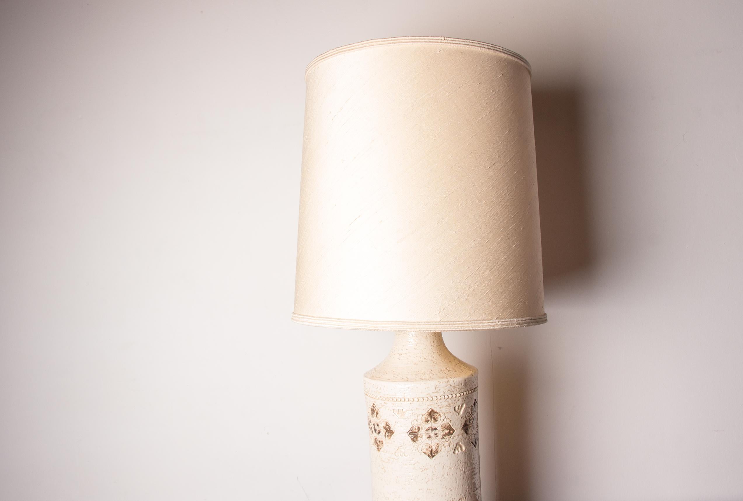 Superb Scandinavian lamp for living room or office. Very elegant cylindrical structure in sandstone topped by a delicate lampshade. Sober design, quality manufacturing. The electrical system has been completely redone in a “vintage” style.