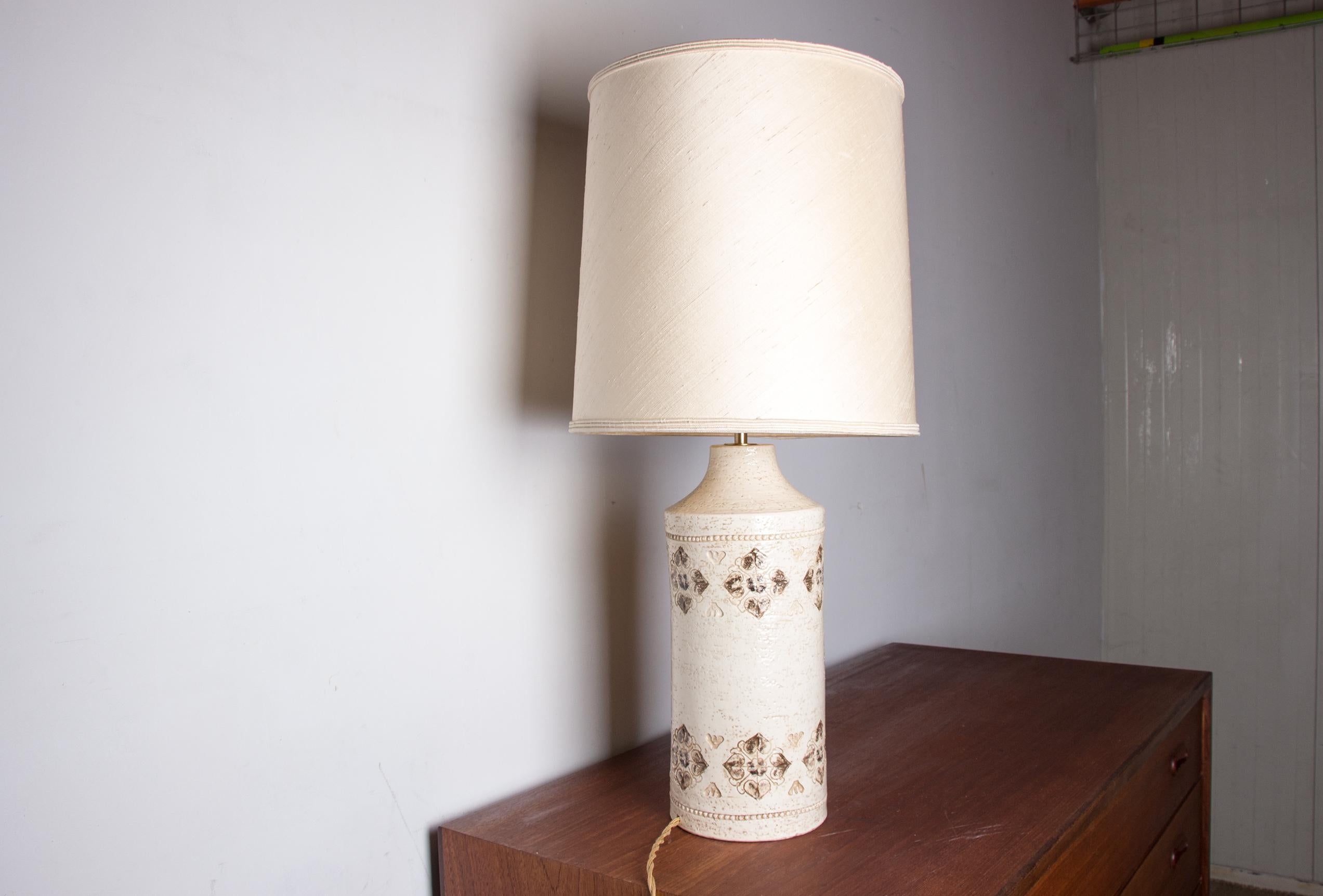 Scandinave moderne Grande lampe de table danoise en grès émaillé beige Bitossi pour Bergboms 196 en vente