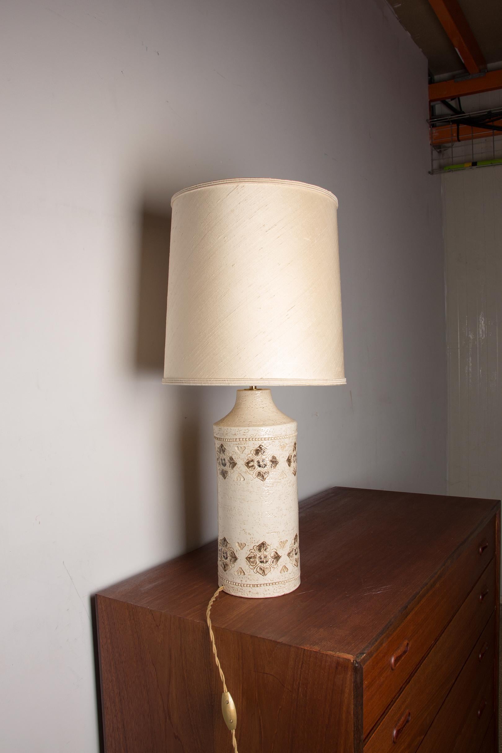 Danois Grande lampe de table danoise en grès émaillé beige Bitossi pour Bergboms 196 en vente