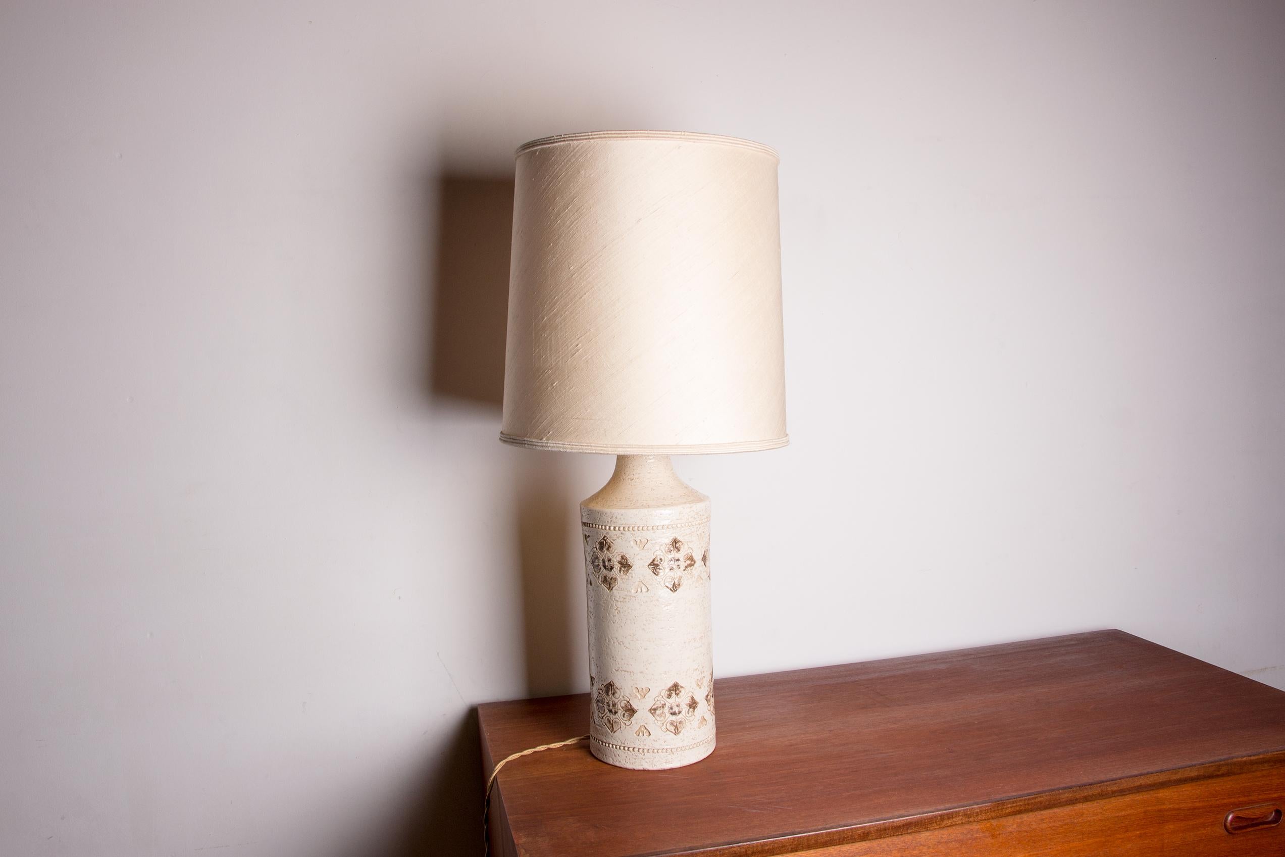 Mid-20th Century Large Danish table lamp in beige enamelled stoneware by Bitossi for Bergboms 196 For Sale