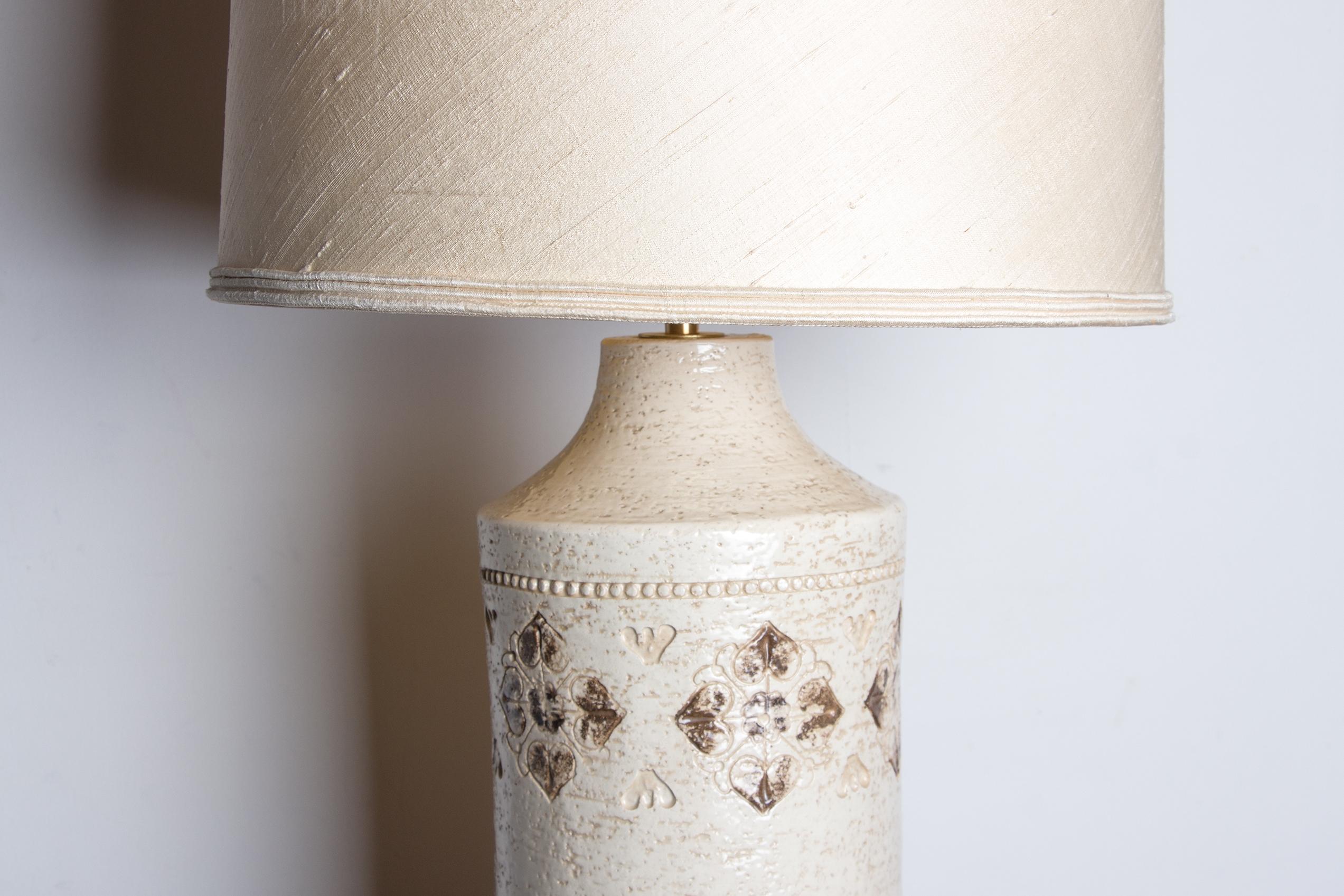 Milieu du XXe siècle Grande lampe de table danoise en grès émaillé beige Bitossi pour Bergboms 196 en vente