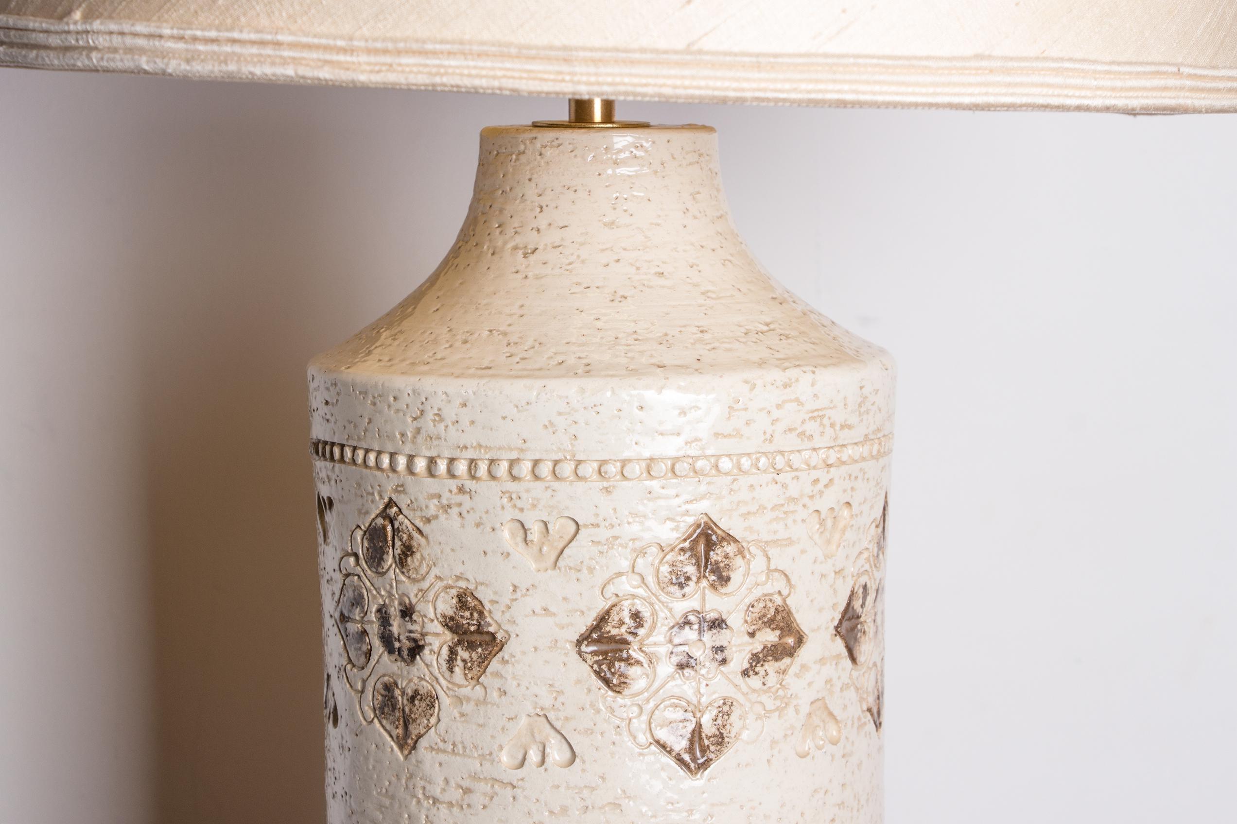 Émail Grande lampe de table danoise en grès émaillé beige Bitossi pour Bergboms 196 en vente