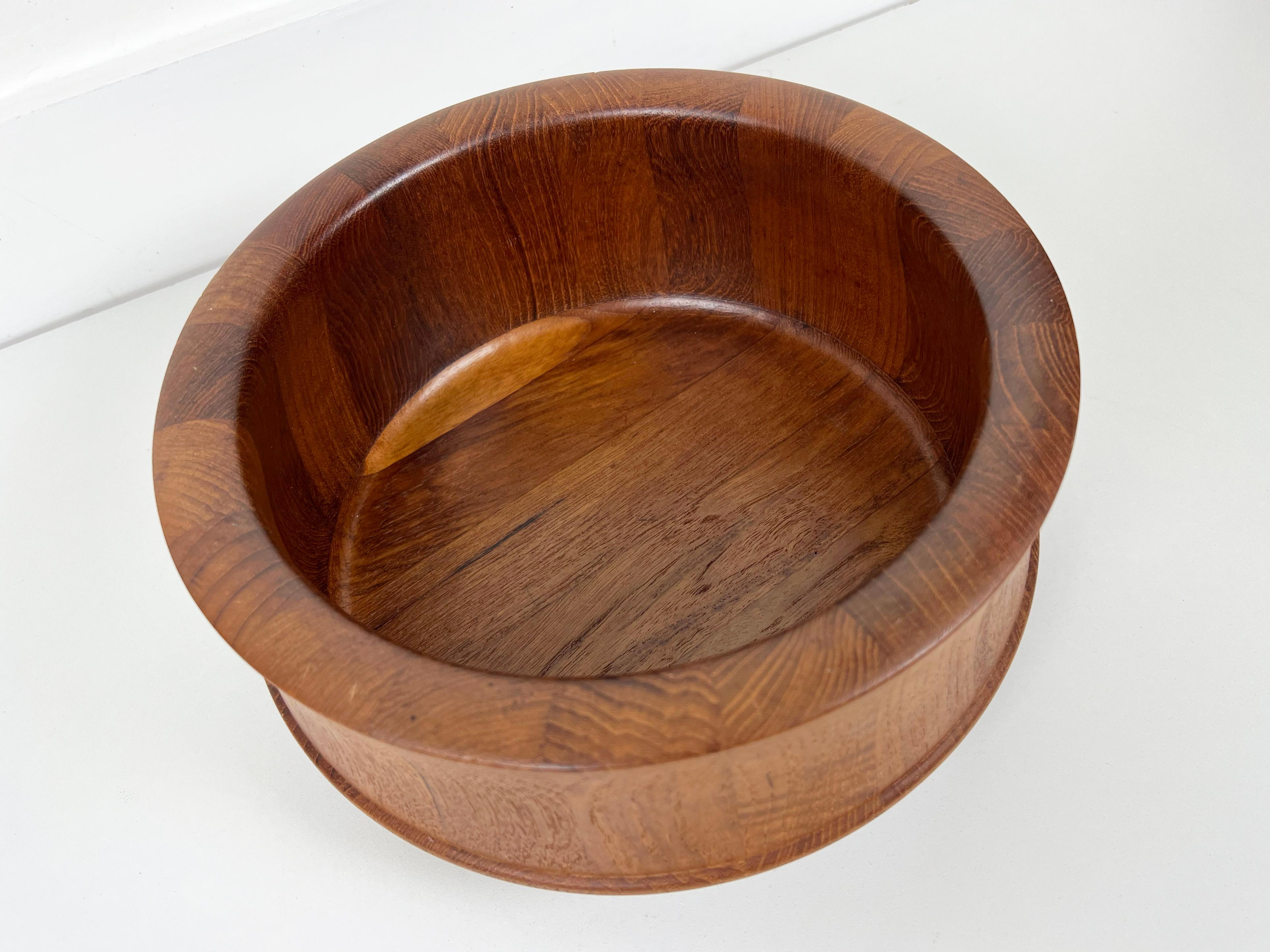 Large vintage danish teak bowl by Nissen. 

Designer: Richard Nissen

Manufacturer: Nissen Studios

Year: 1960s

Origin: Denmark

Dimensions: 5