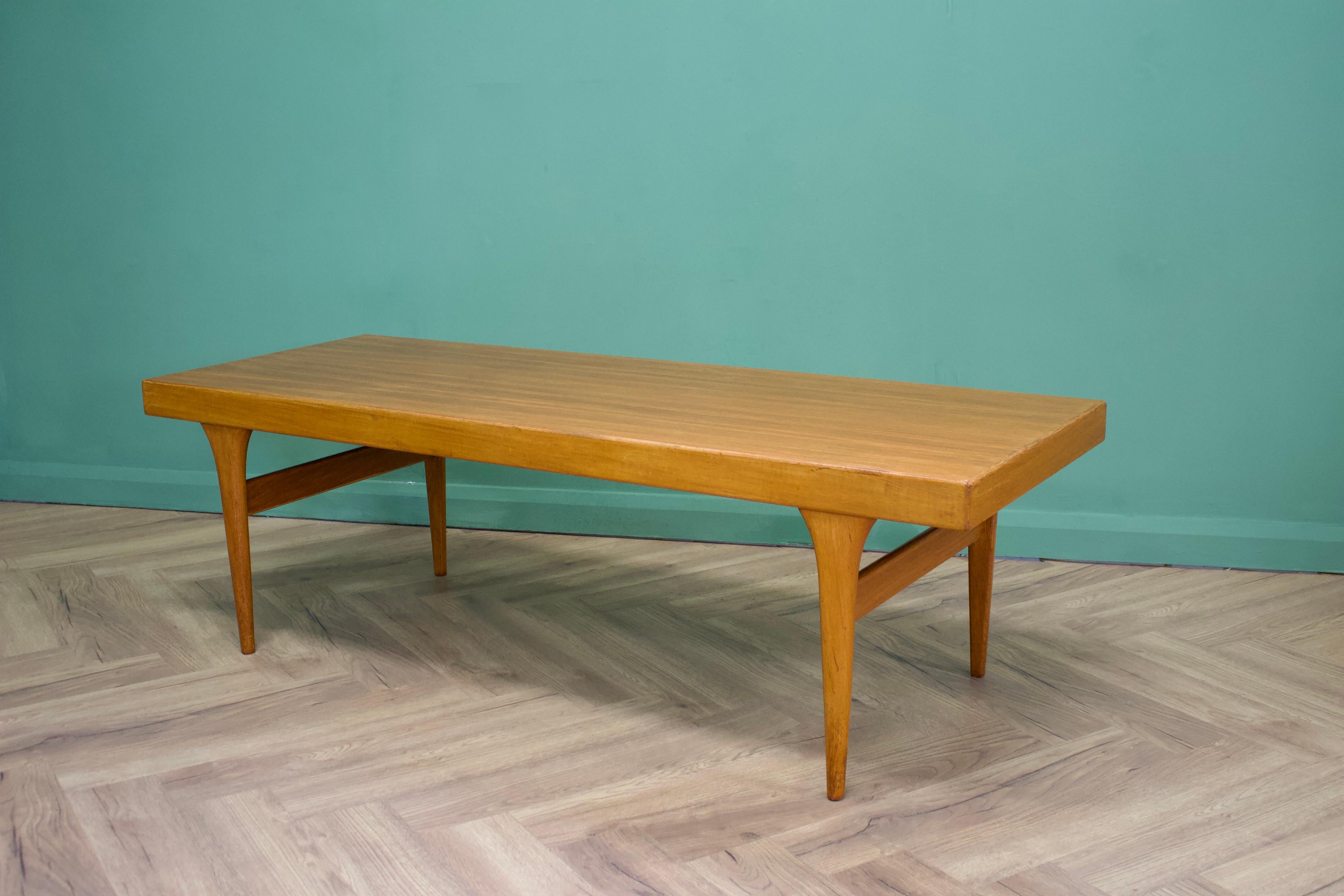 - Table basse danoise du milieu du siècle
- Fabriqué par Silkeborg
- Fabriqué en teck.