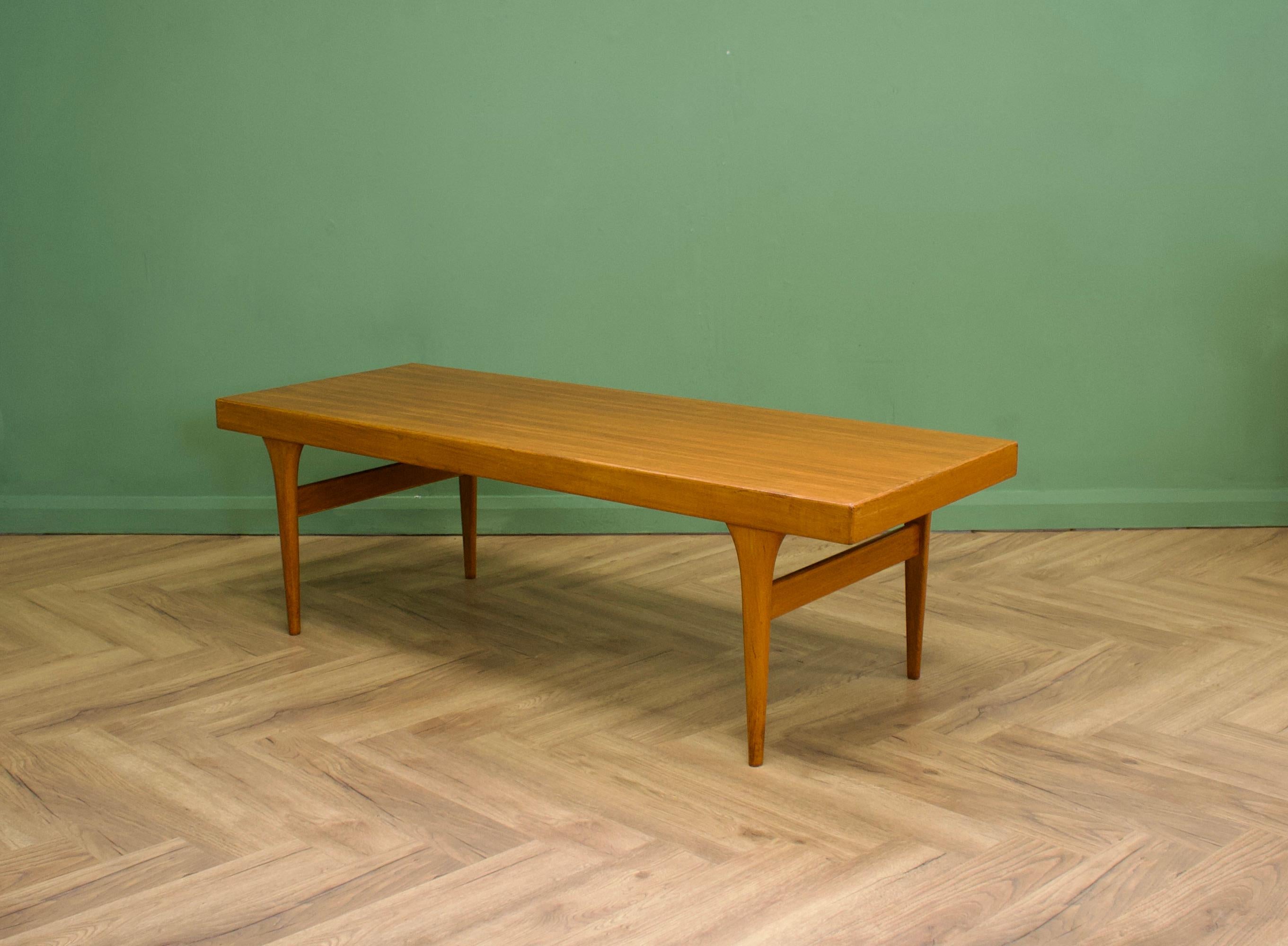 Placage Grande table basse danoise en teck des années 1960, Silkeborg en vente