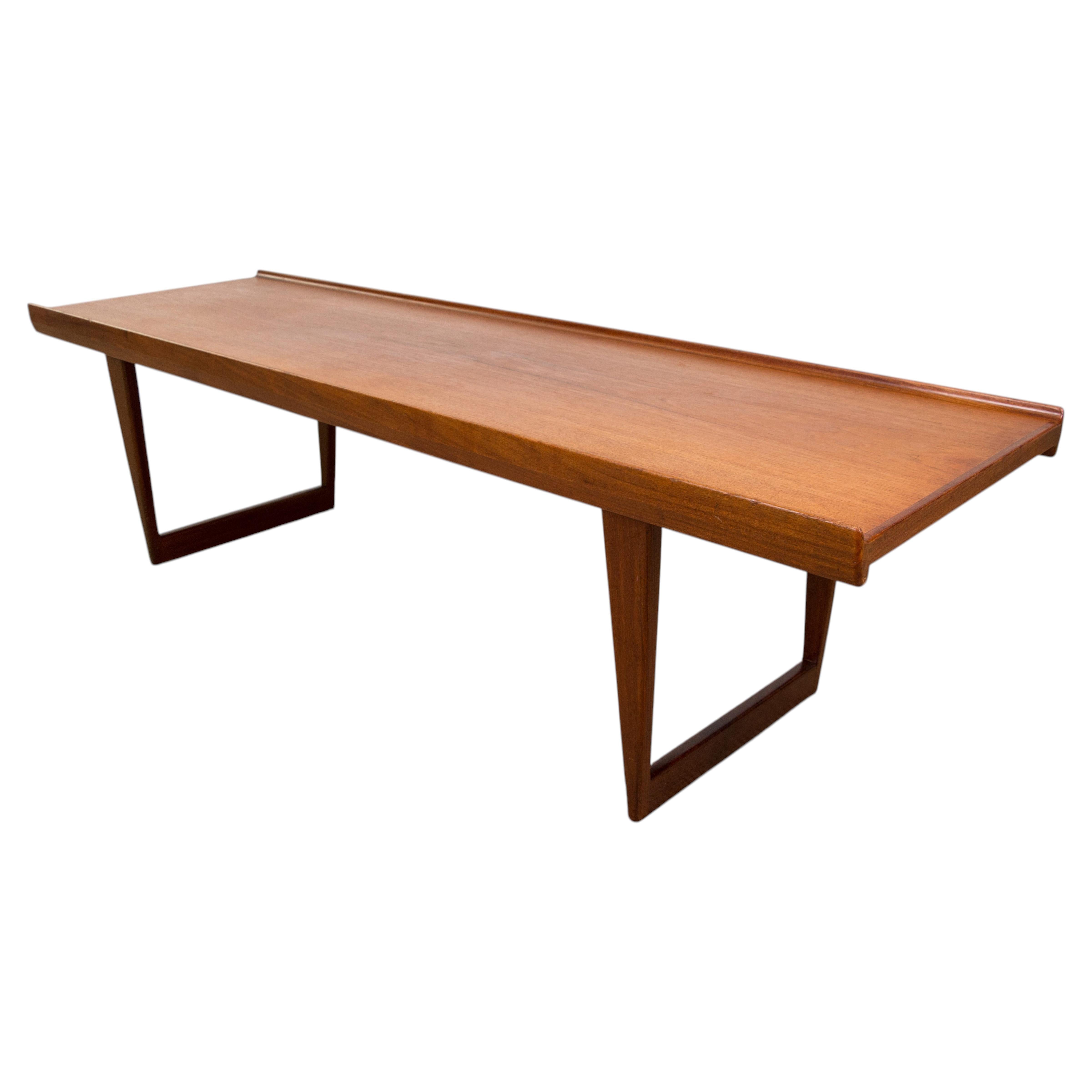 Grande table basse ou banc danois en teck, signé Peter Nielsen, 1960. en vente