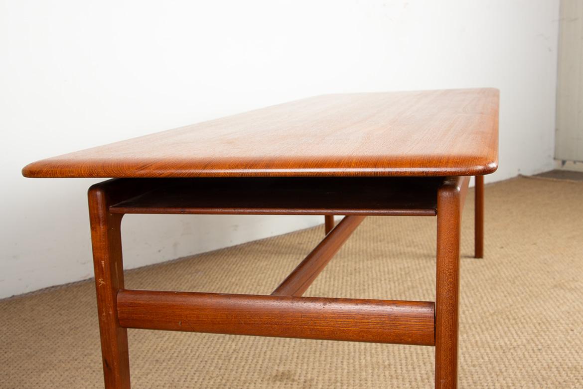 Large Danish teak coffee table with 2 side document holders, 1960. For Sale 4