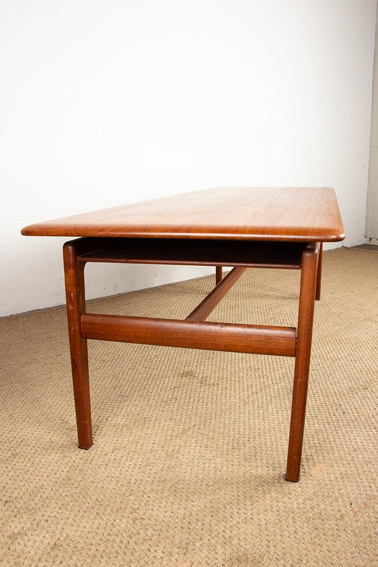 Large Danish teak coffee table with 2 side document holders, 1960. For Sale 5