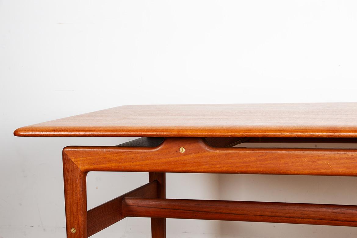Large Danish teak coffee table with 2 side document holders, 1960. In Excellent Condition For Sale In JOINVILLE-LE-PONT, FR