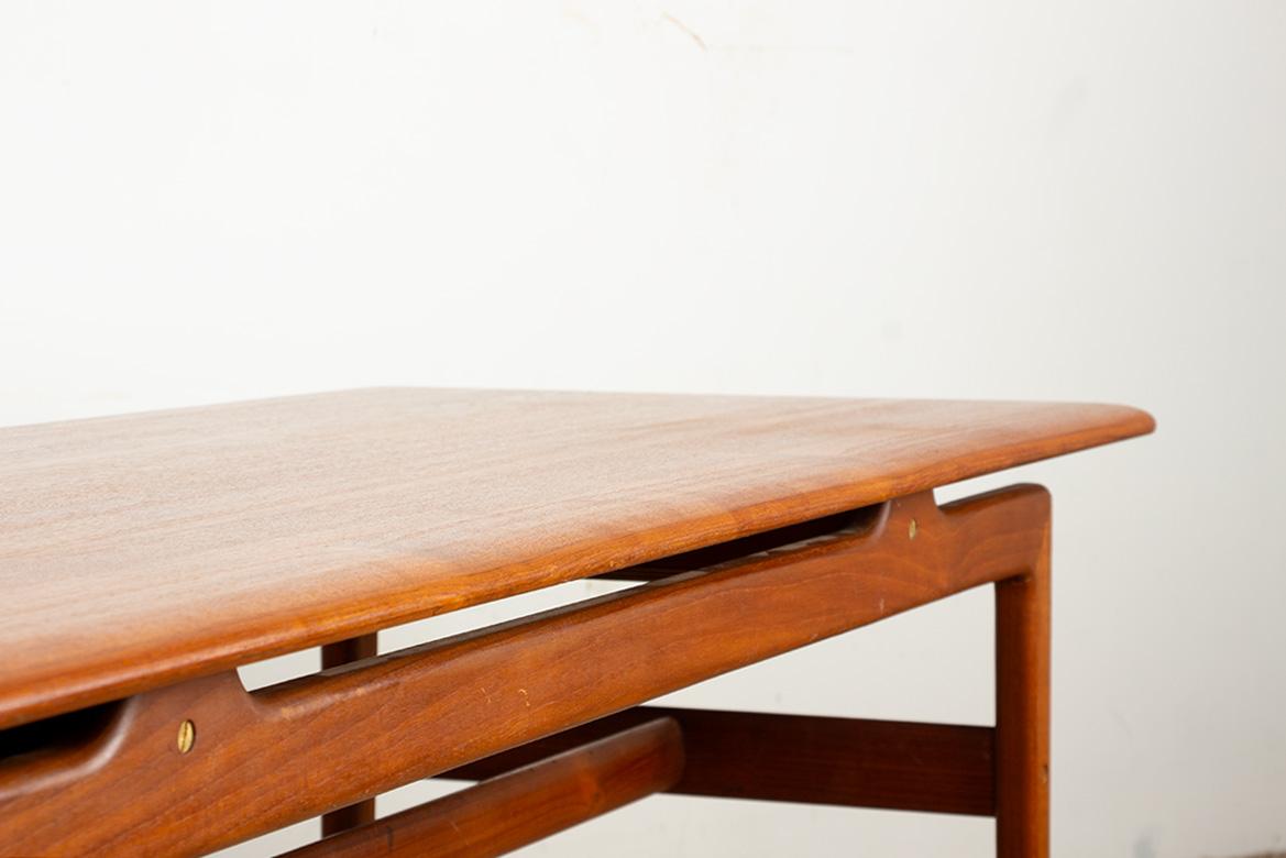 Large Danish teak coffee table with 2 side document holders, 1960. For Sale 2