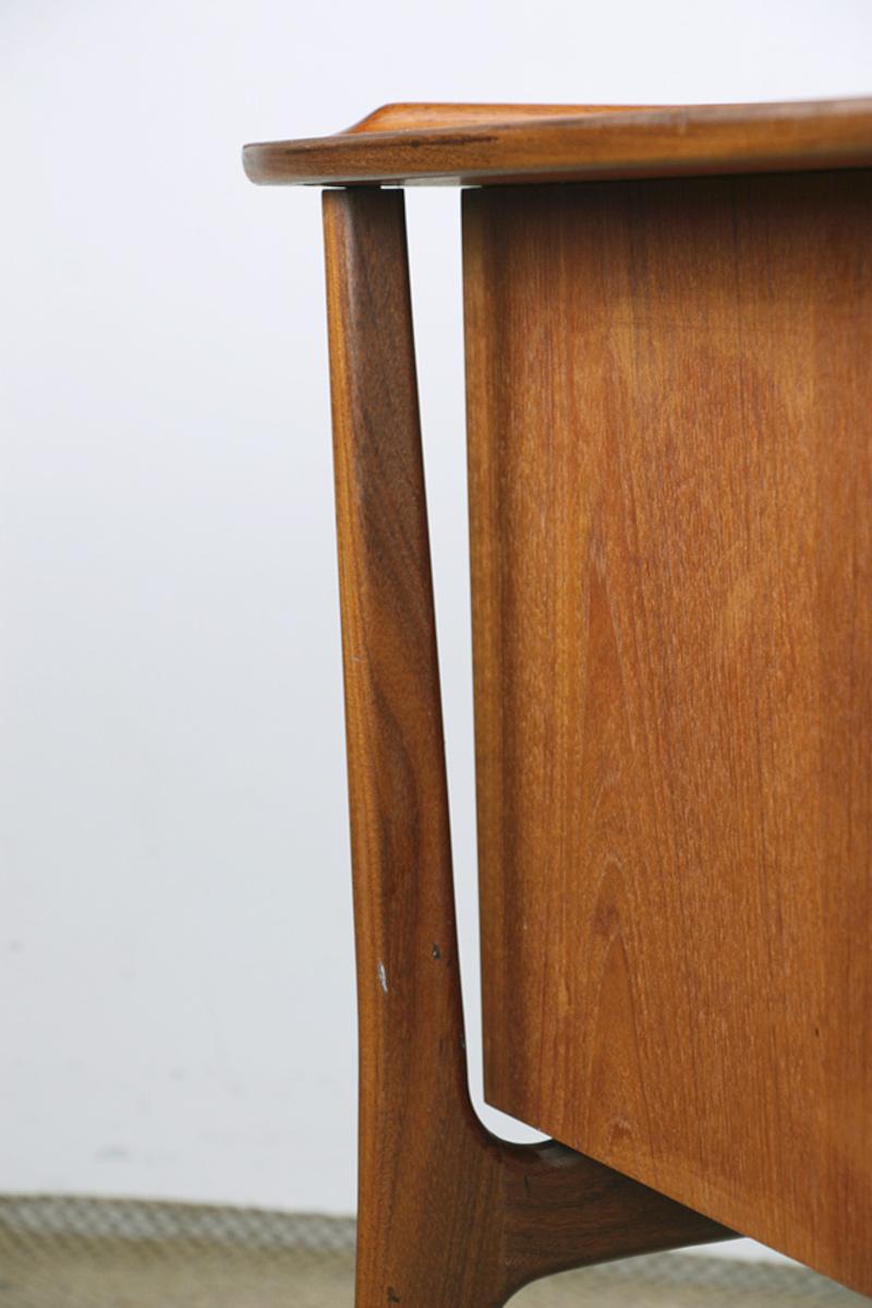 Large Danish teak desk, double sided, by Svend Aage Madsen for H. P Hansen 1960. For Sale 4