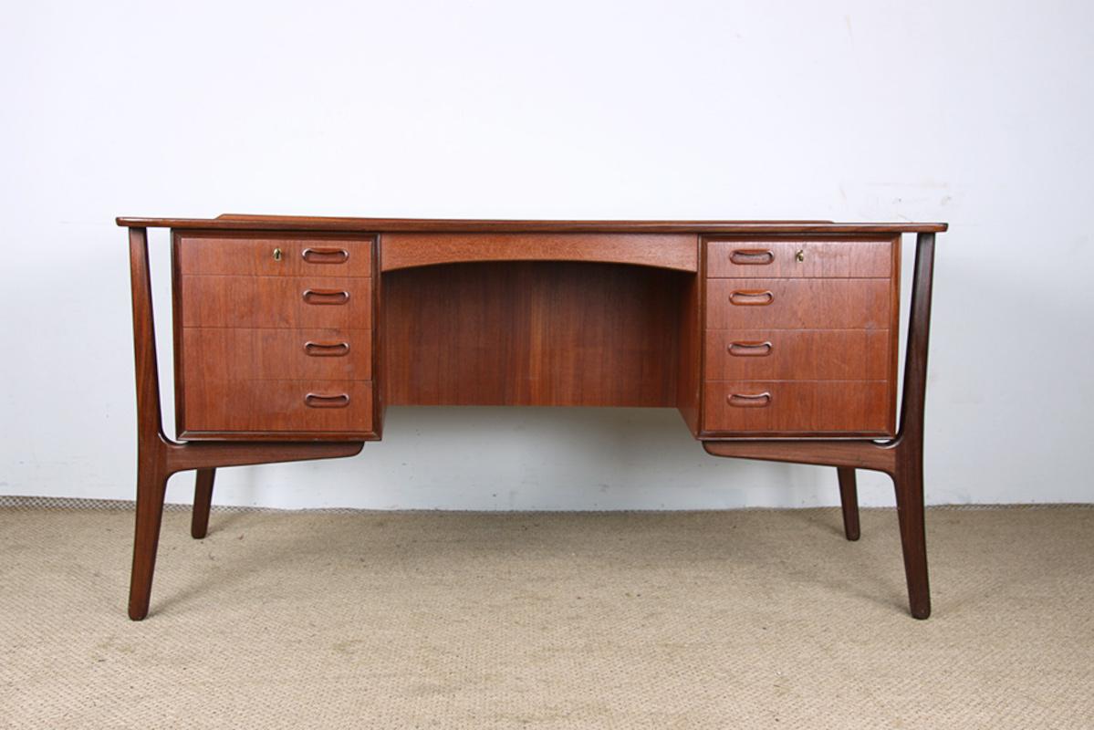 Superb Scandinavian executive desk. Very elegant, slender design. On the front, a drawer unit with four drawers on each side (included keys). On the back, a drawer unit with an interior shelf that locks with a key, and a very large curved