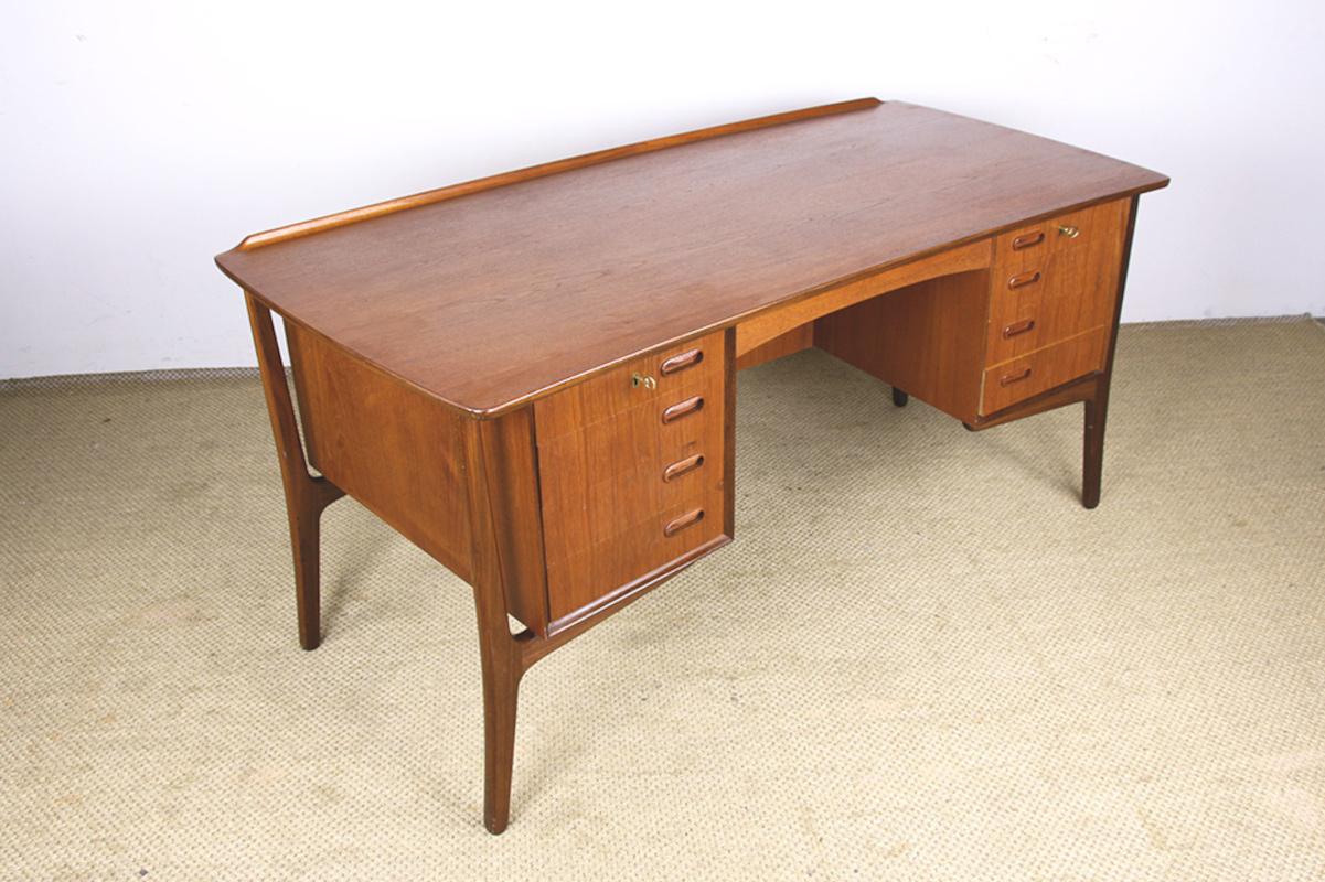 Gran escritorio danés de teca, de doble cara, de Svend Aage Madsen para H. P. Hansen 1960. Teca en venta