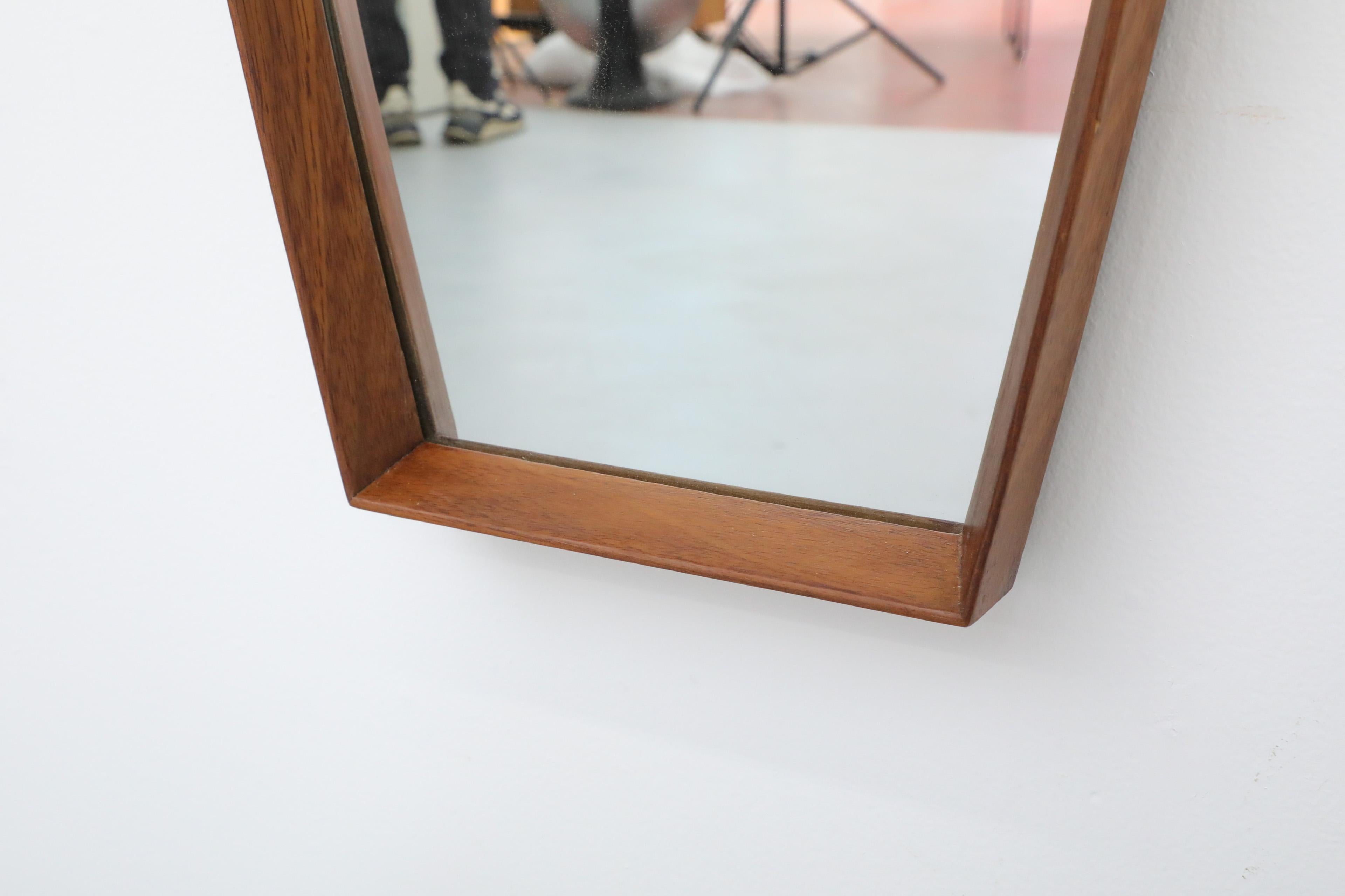 Grand miroir suspendu en forme de cercueil avec cadre en teck danois et courroie en cuir Brown en vente 4