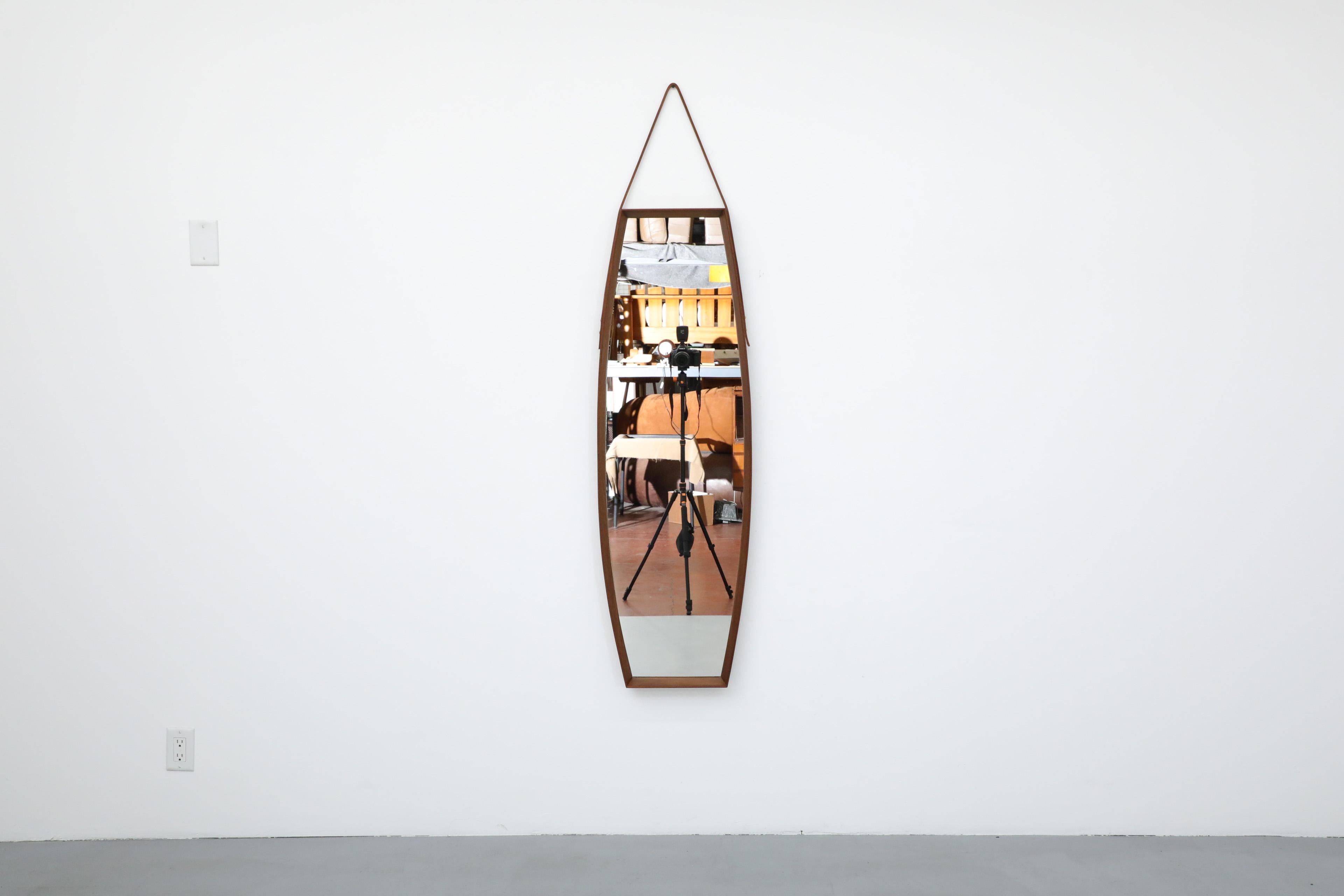 Grand miroir suspendu en forme de cercueil avec cadre en teck danois et courroie en cuir Brown en vente 8