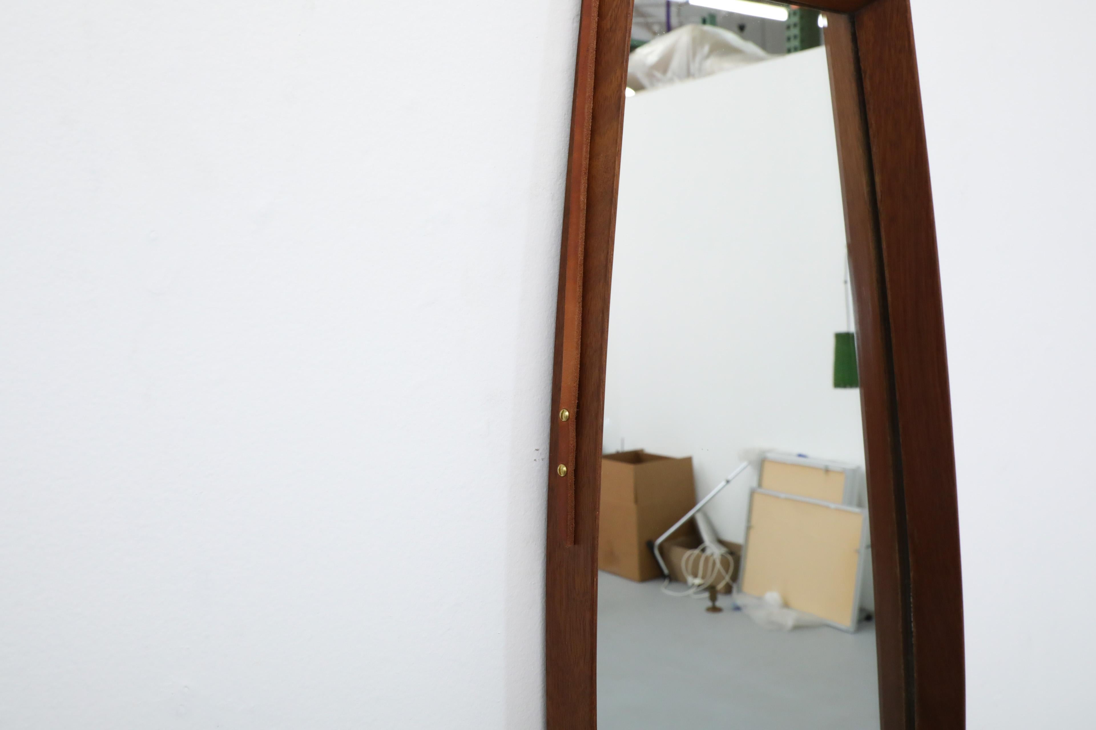 Grand miroir suspendu en forme de cercueil avec cadre en teck danois et courroie en cuir Brown Bon état - En vente à Los Angeles, CA
