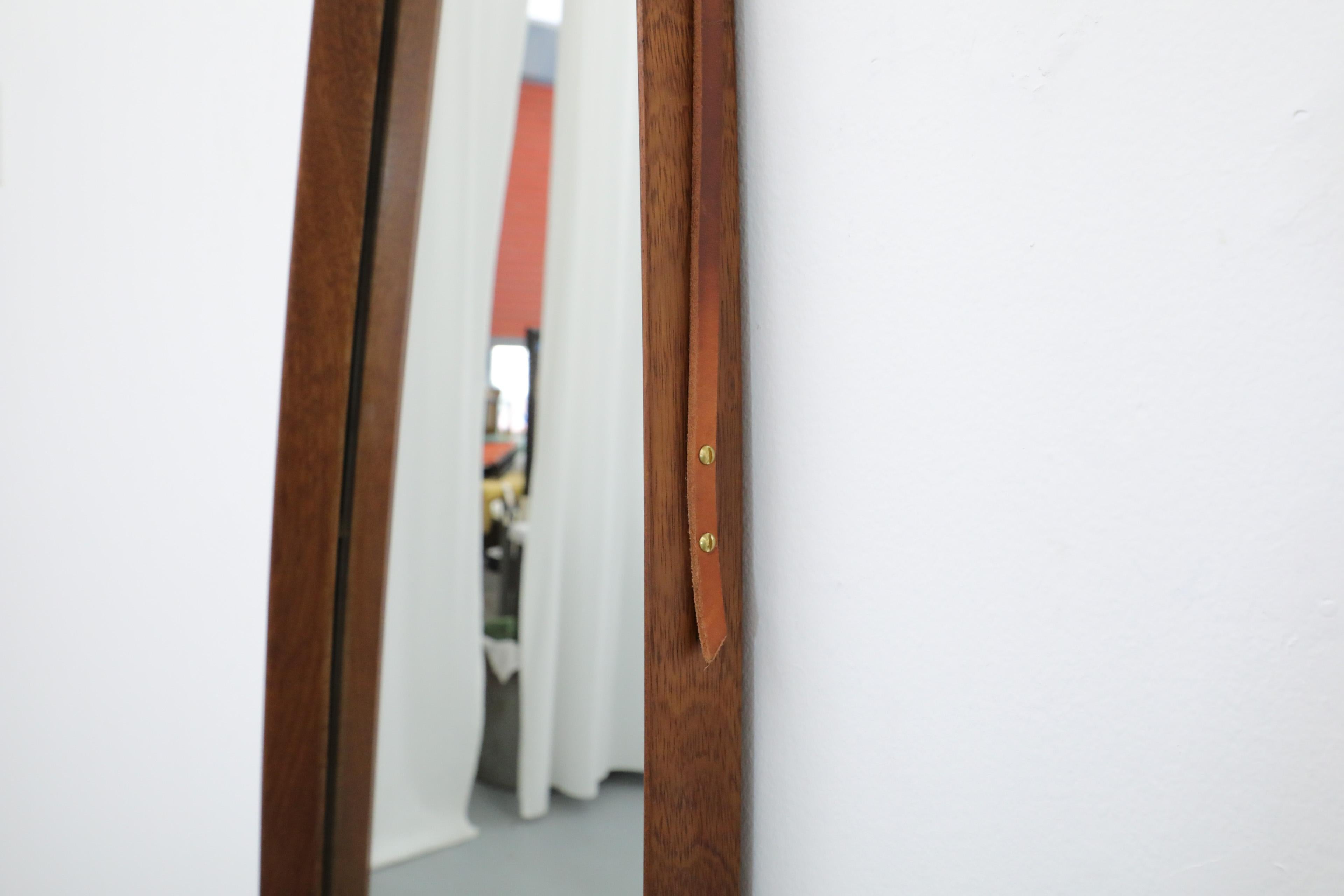 Grand miroir suspendu en forme de cercueil avec cadre en teck danois et courroie en cuir Brown en vente 1