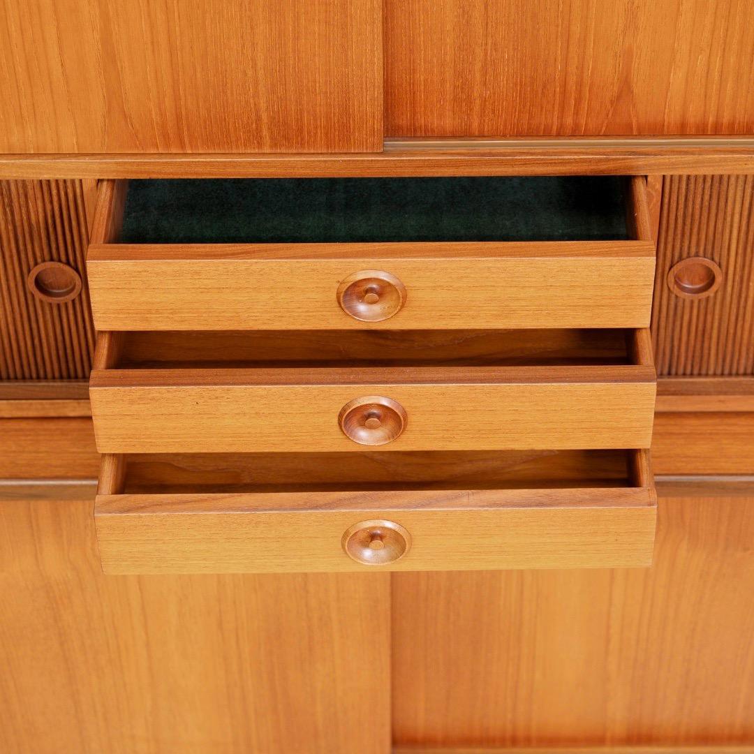 Large Danish Teak Hutch Credenza by Johannes Andersen for Uldum Mobelfabrik en vente 4