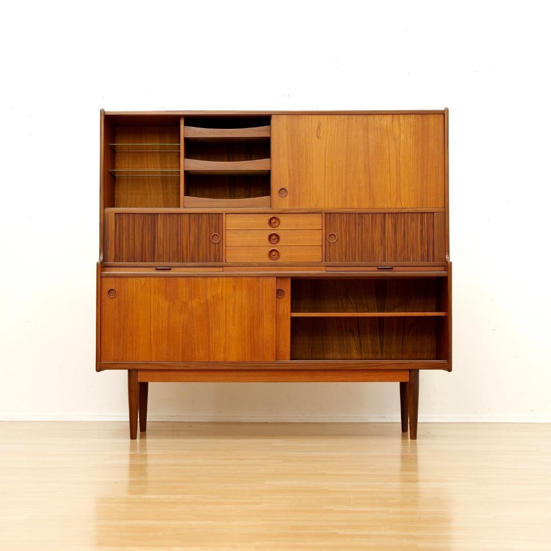 Danois Large Danish Teak Hutch Credenza by Johannes Andersen for Uldum Mobelfabrik en vente