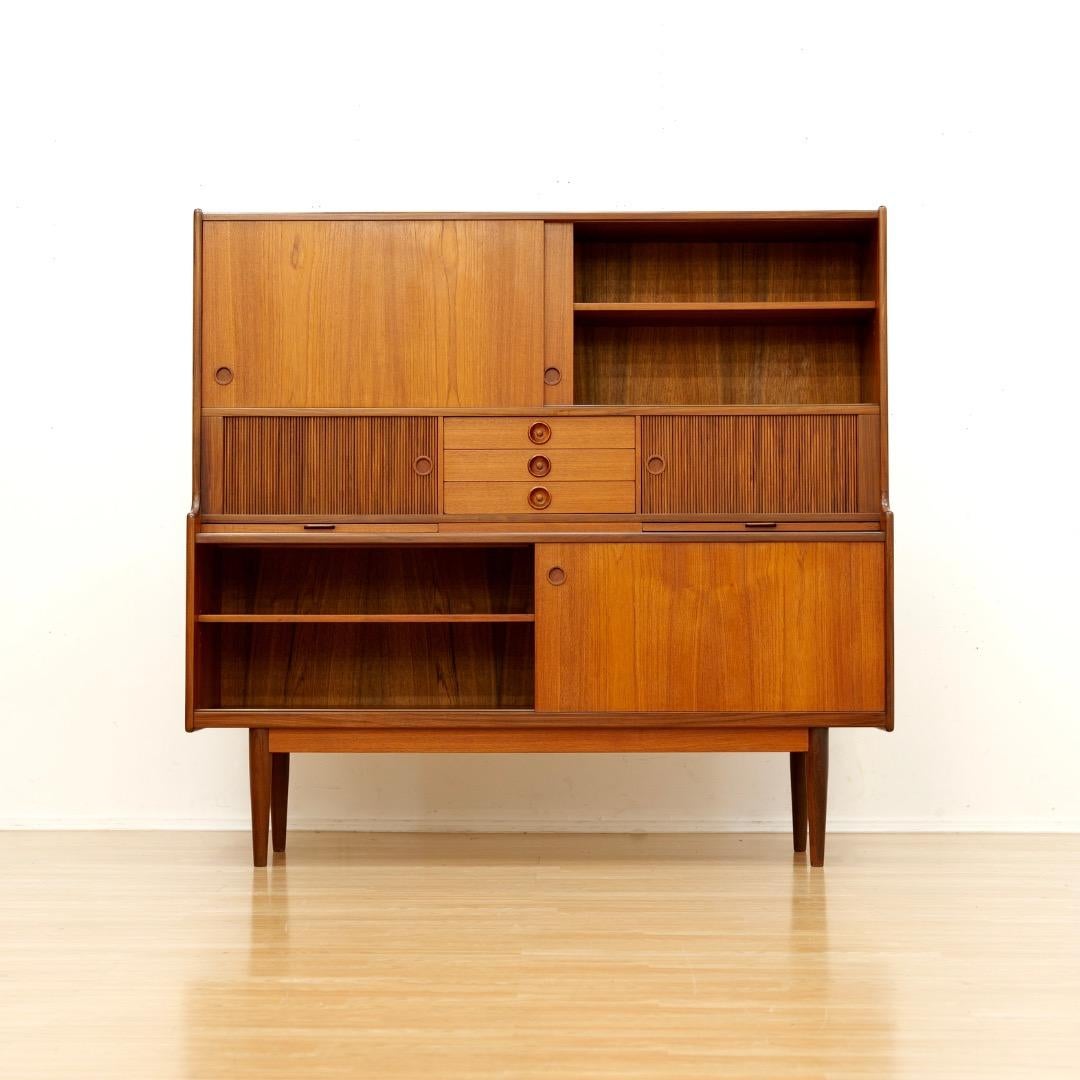 Large Danish Teak Hutch Credenza by Johannes Andersen for Uldum Mobelfabrik Bon état - En vente à Los Angeles, CA