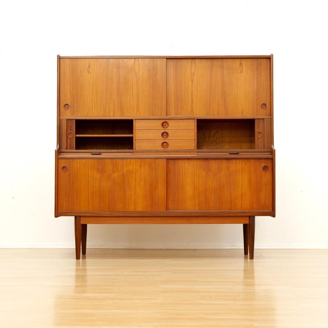Milieu du XXe siècle Large Danish Teak Hutch Credenza by Johannes Andersen for Uldum Mobelfabrik en vente