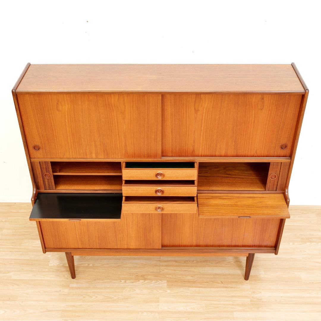 Teck Large Danish Teak Hutch Credenza by Johannes Andersen for Uldum Mobelfabrik en vente