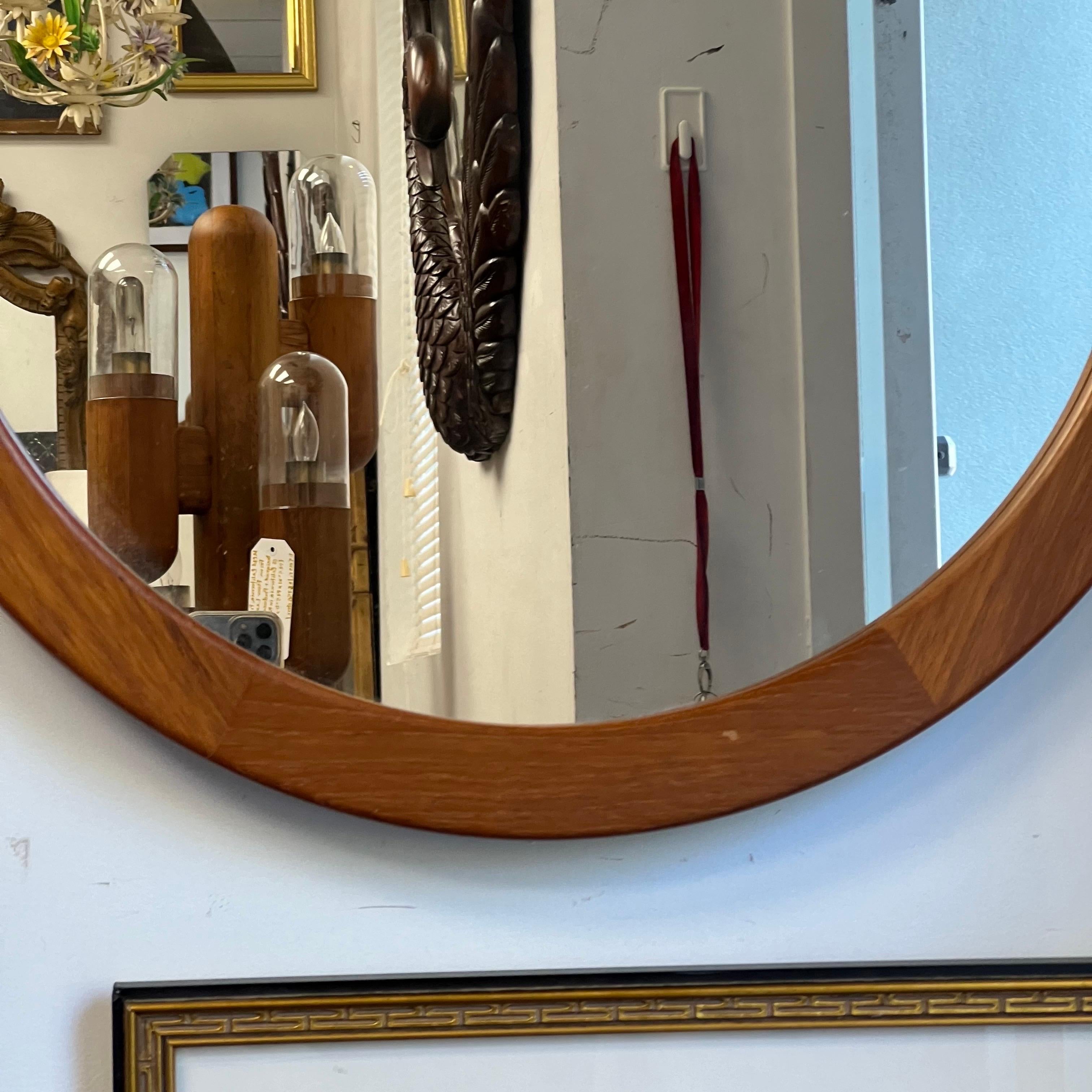 Gorgeous mirror by Pedersen & Hansen, Viby J (Jutland), Denmark
In this listing we are very pleased to offer a wonderful and fairly large mid century modern round teak wooden mirror.
It is composed of six pieces of teak wood that have been elegantly