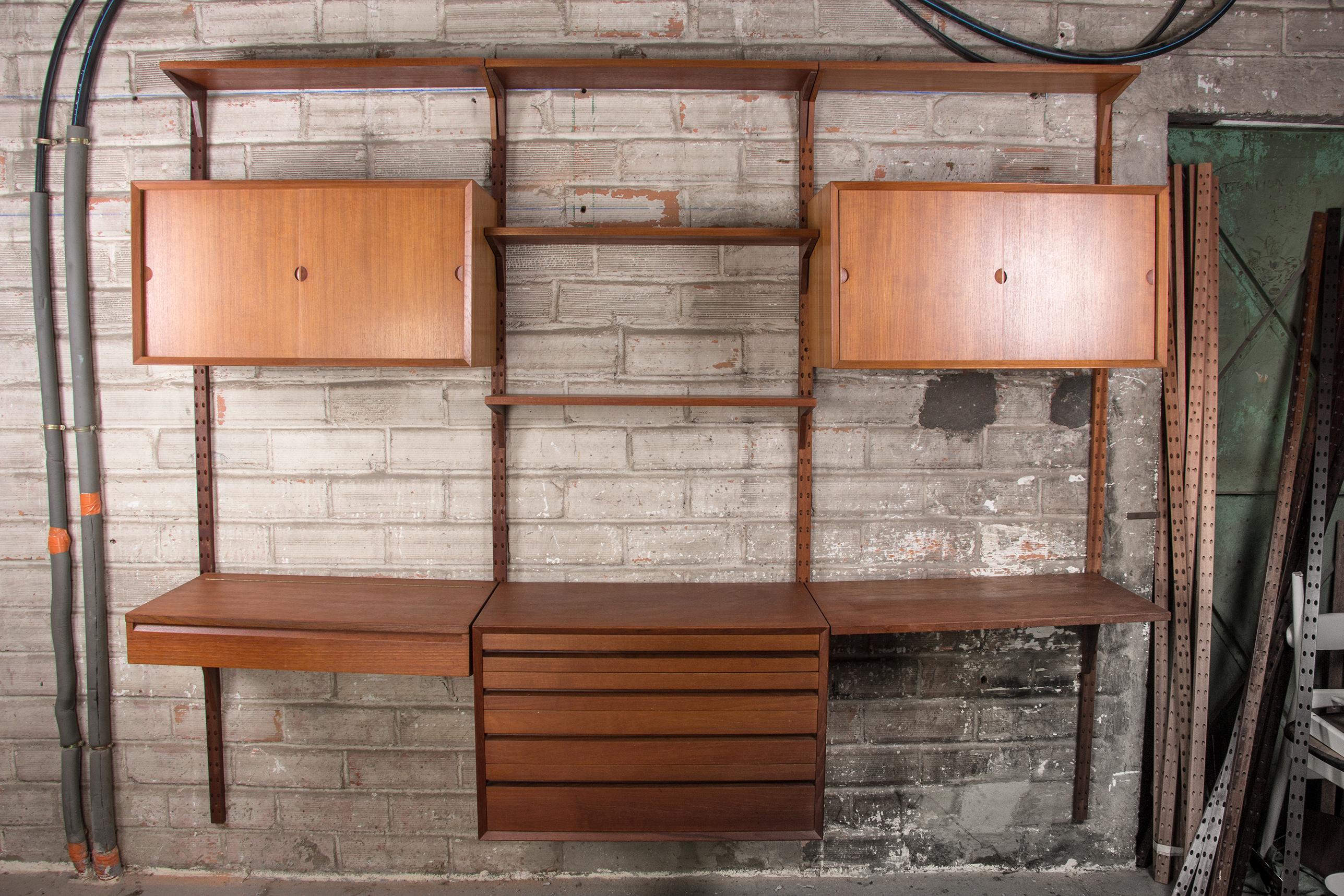 Scandinavian shelf/bookcase composed of (each element is 80 cm wide):
- 5 shelves 22 cm deep
- 2 storage modules with 2 sliding doors which open onto a large shelf, 38 cm deep and 42.5 cm high.
- 1 Large storage module with 4 drawers of different