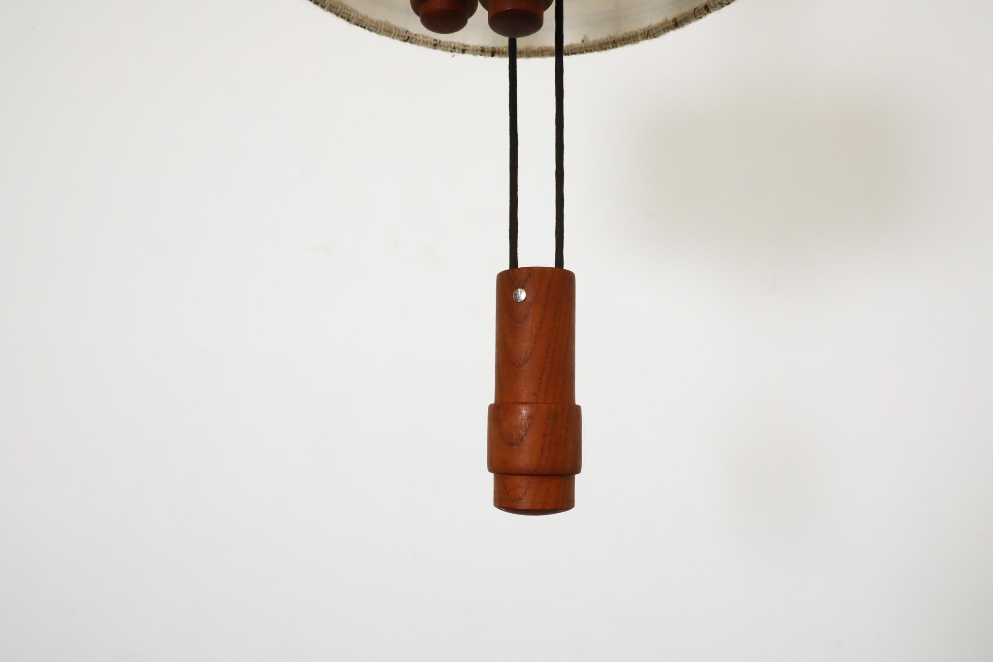 Grande lampe suspendue danoise en teck avec contrepoids par Domus 1960s en vente 3