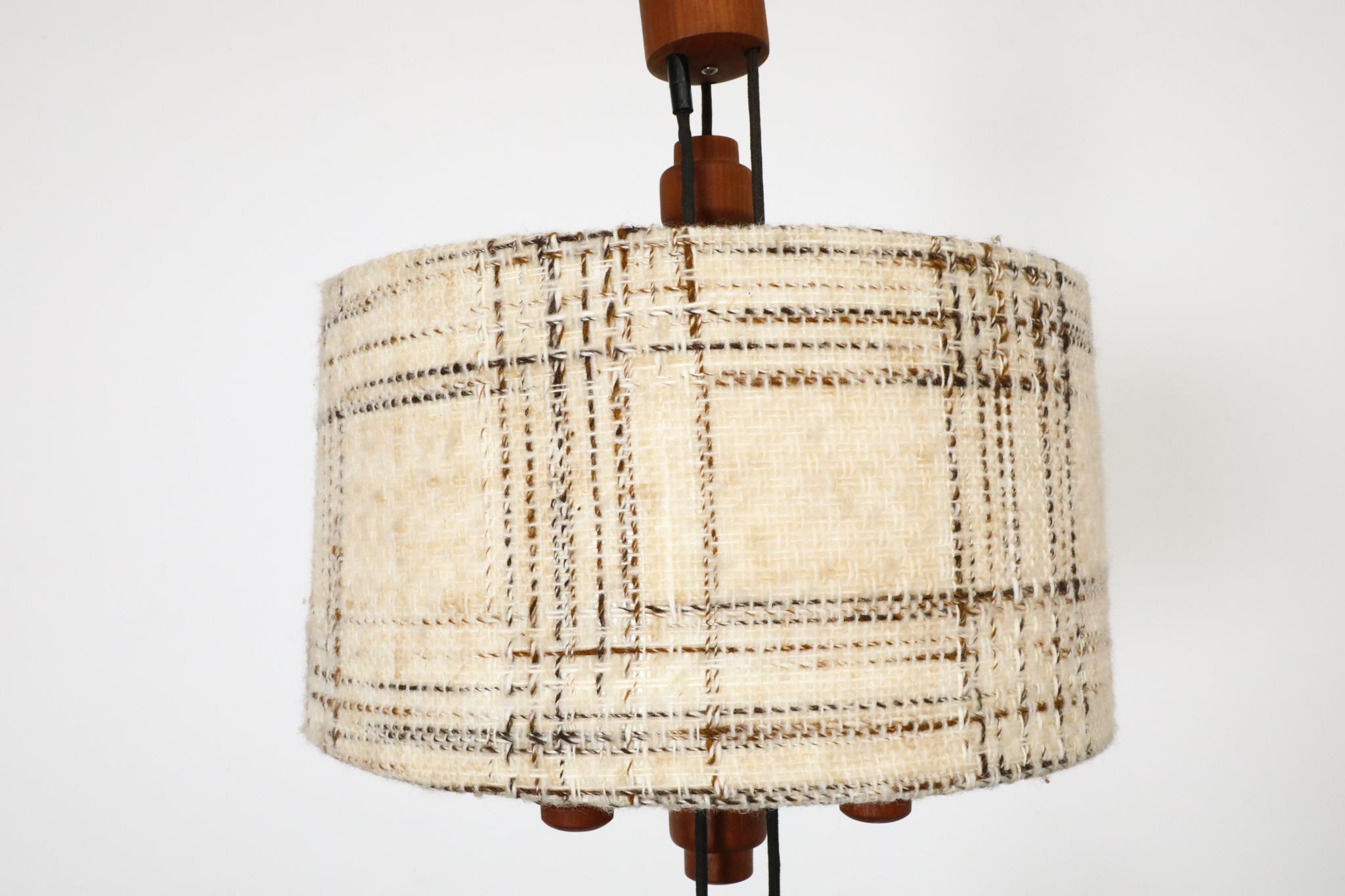 Grande lampe suspendue danoise en teck avec contrepoids par Domus 1960s en vente 5